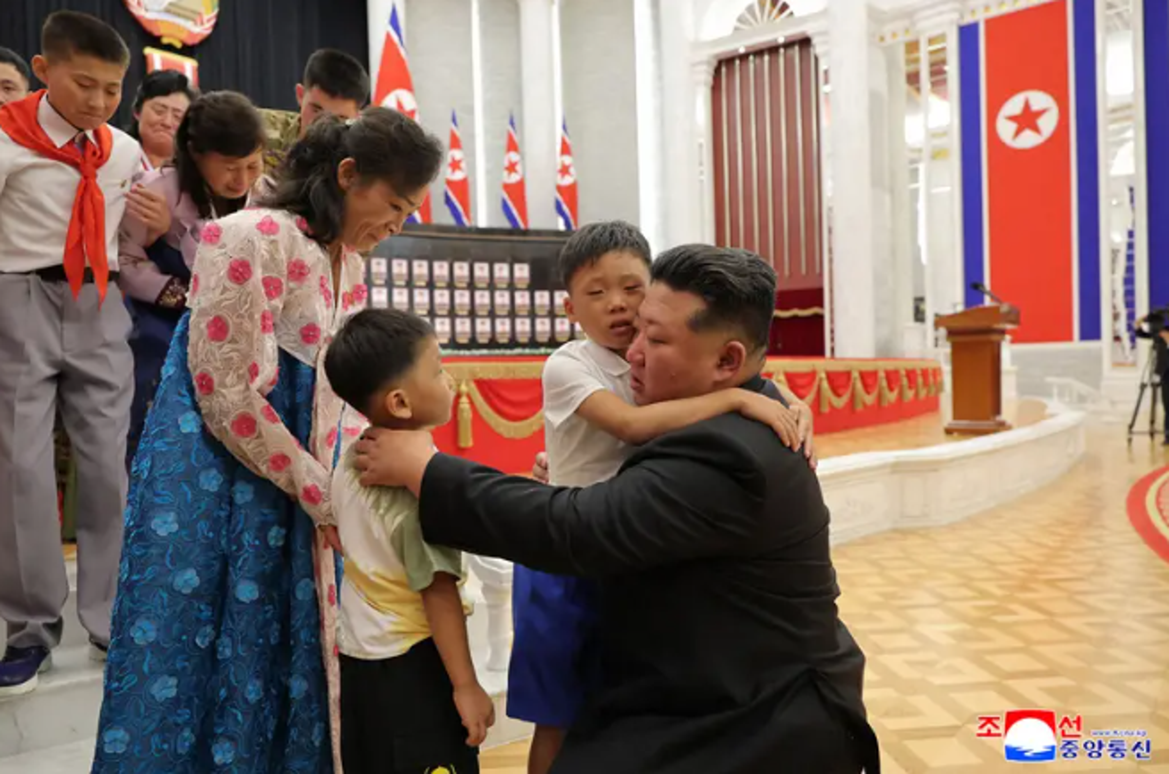 北韓舉行授勳典禮,金正恩含淚擁抱烈士遺孤,場面罕見。(翻攝自朝中社)