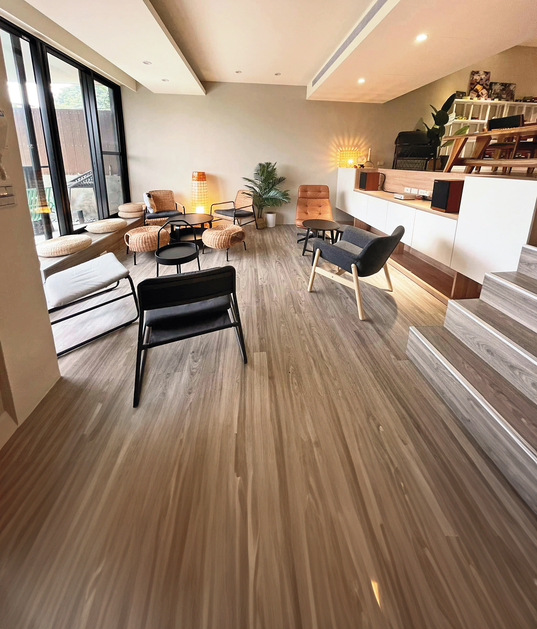  j home café走現代簡約風格。（j home cafe提供）