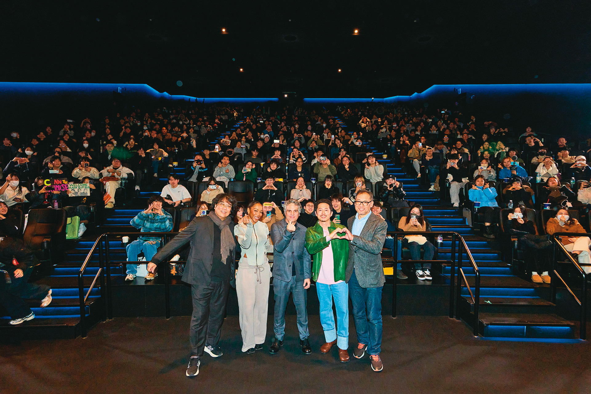 《米奇17號》搶先在韓國上映，導演奉俊昊（左起）、演員娜歐蜜艾基、馬克魯法洛、史蒂芬連和監製崔斗浩前進戲院與觀眾見面。	（翻攝自IG@warnerbros.korea）