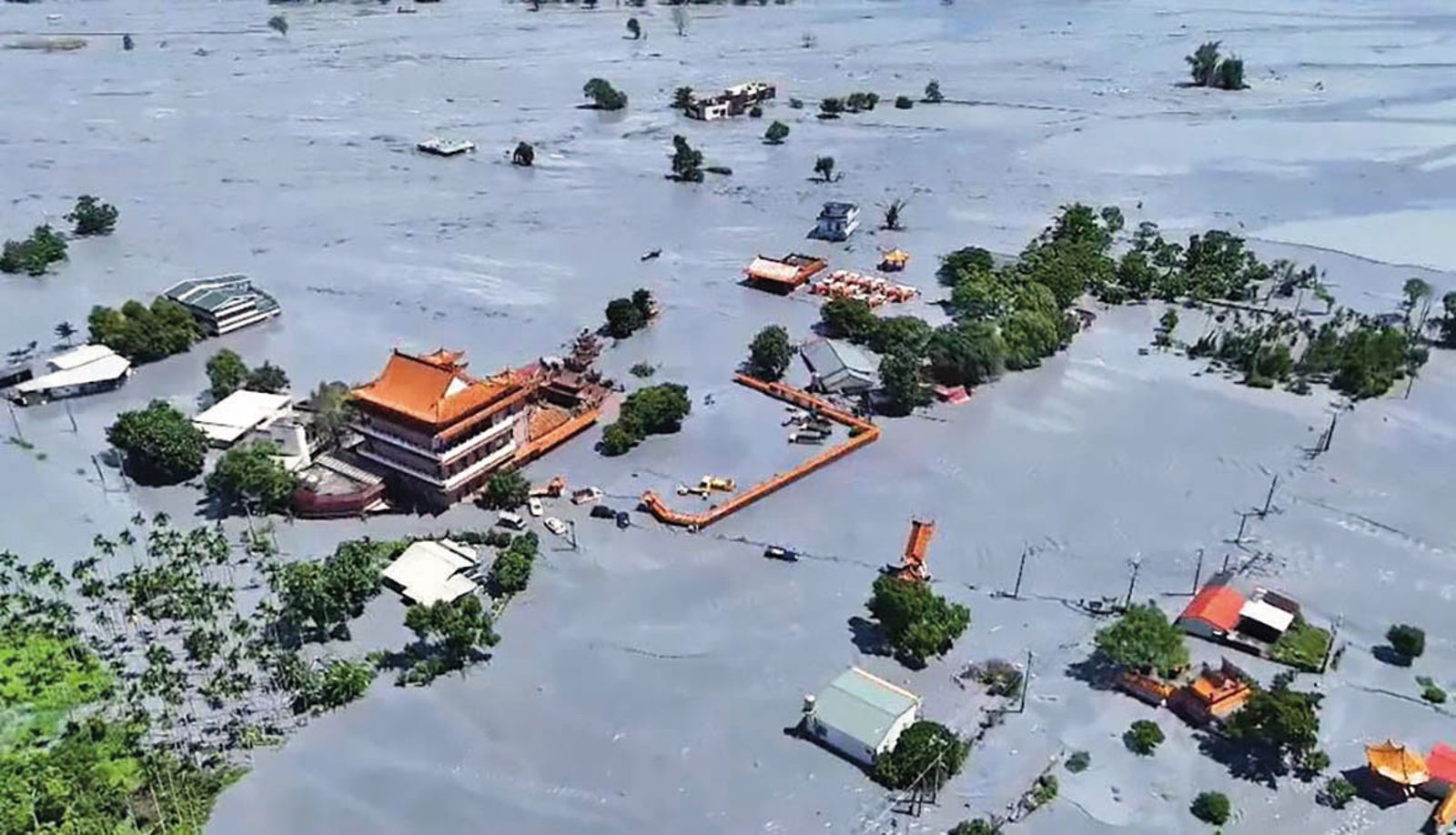 光復鄉佛祖街受創慘重，淤泥淹沒達1層樓高，被形容成「黑部立山」，該區已被評估不適合居住，需政府提出遷村或防洪改善計畫。（花蓮縣社區大學空拍教師簡嘉信提供）