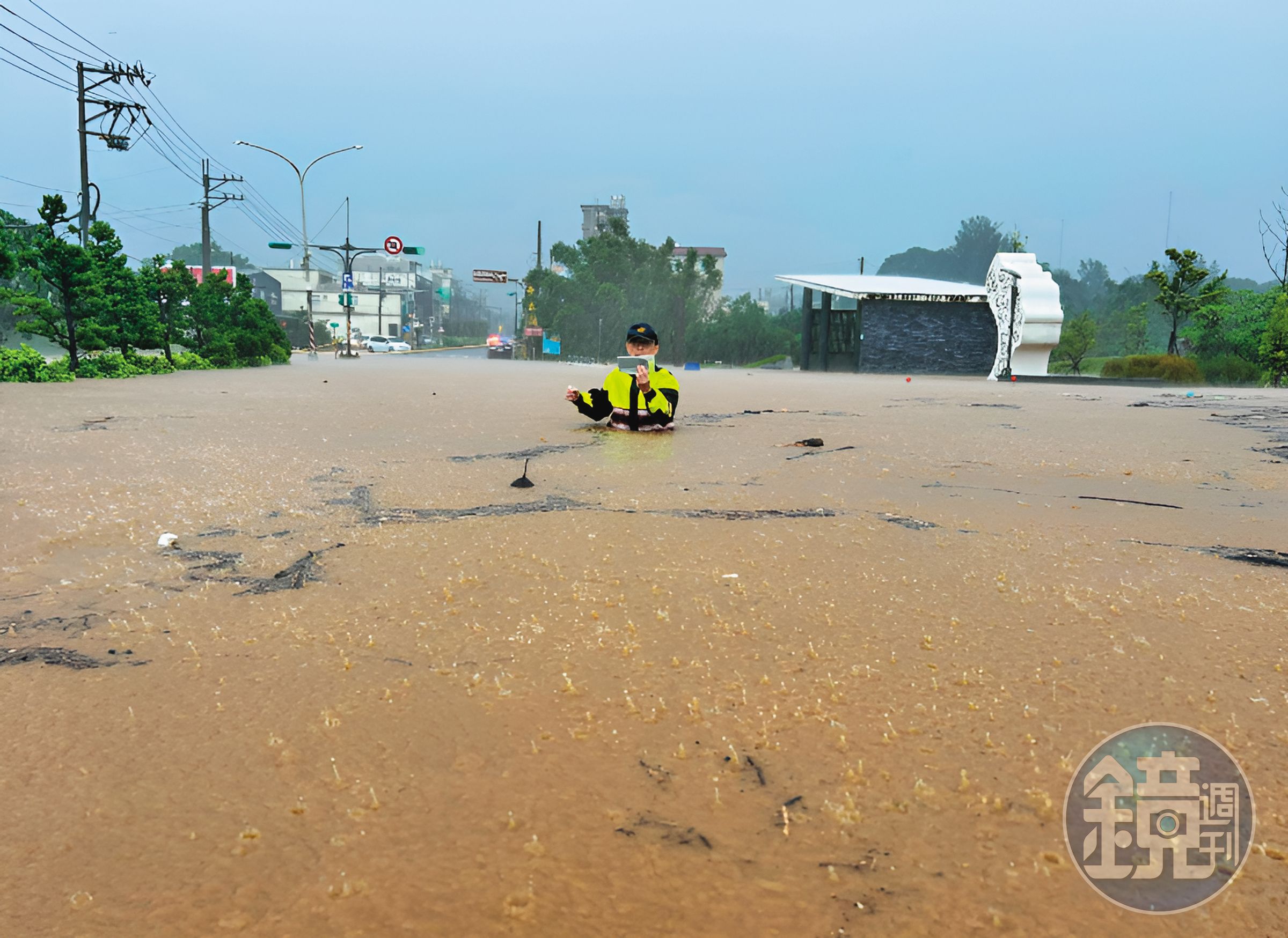 新北市金山區因為暴雨導致大淹水，水深及腰。（讀者提供）