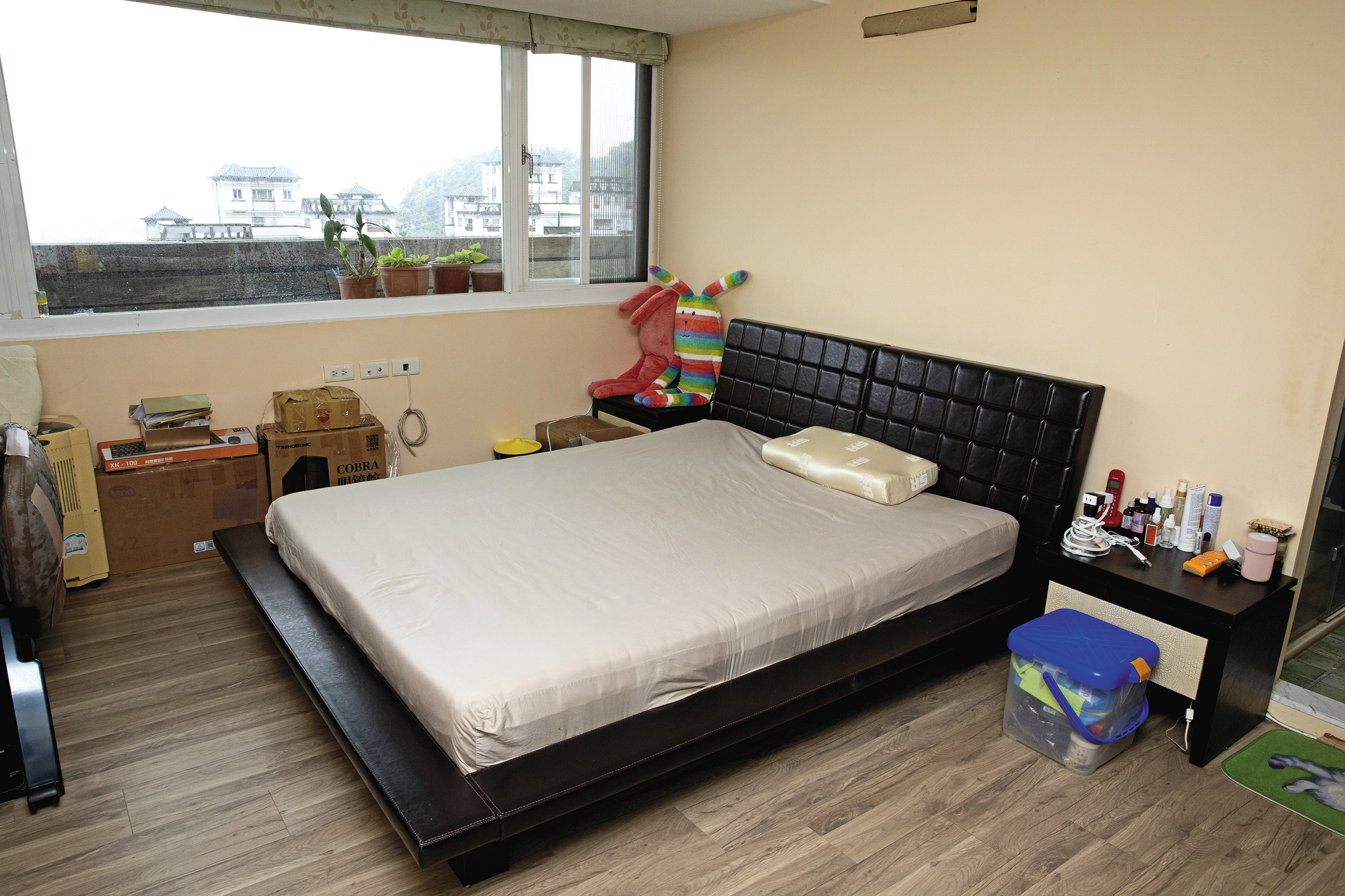 廖峻日前在新店安坑住處發病，倒臥在床。