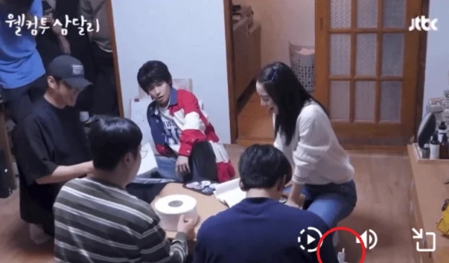 韓劇《歡迎回到三達里》製作公司放出花絮影片，池昌旭（背對鏡頭者）被發現抽電子煙。（網路圖片）