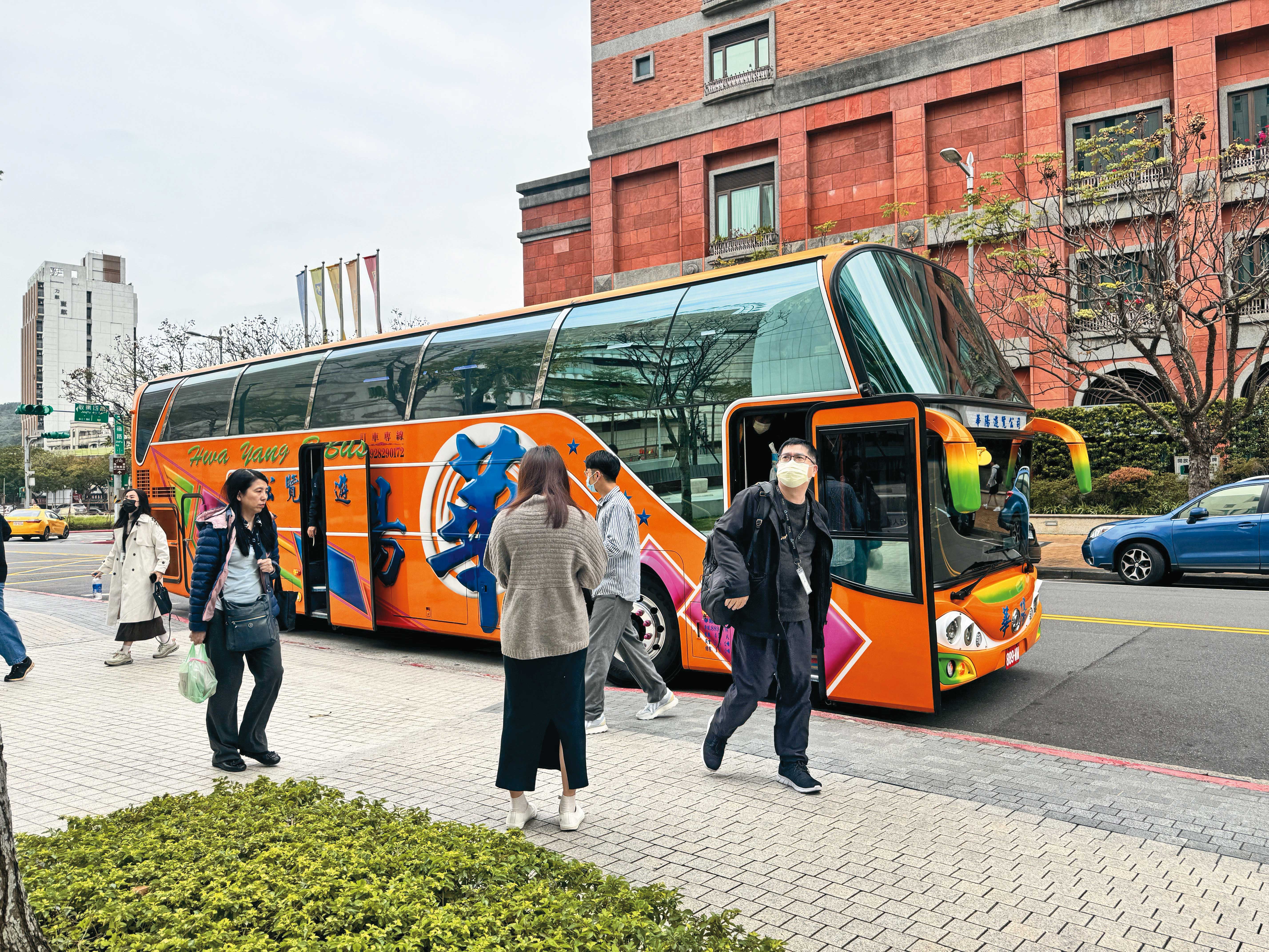 2025/2/20上午8點52分，第一台宏達電員工專車抵達。