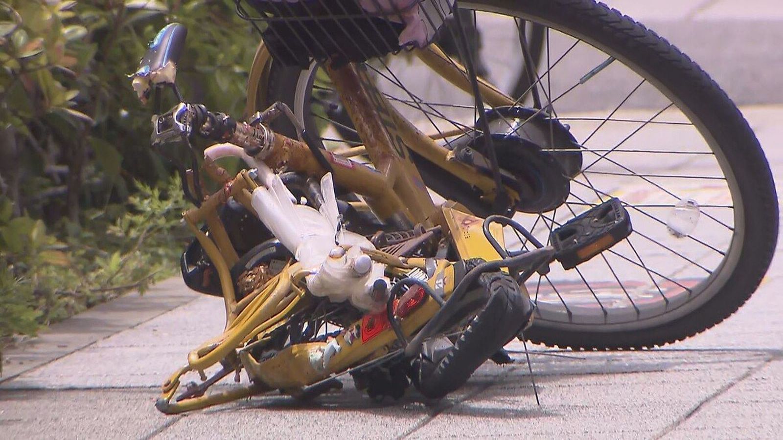 老翁從高樓墜落,路過腳踏車騎士遭砸雙雙身亡,腳踏車也變形。(圖/鏡週刊/翻攝X@livedoornews)