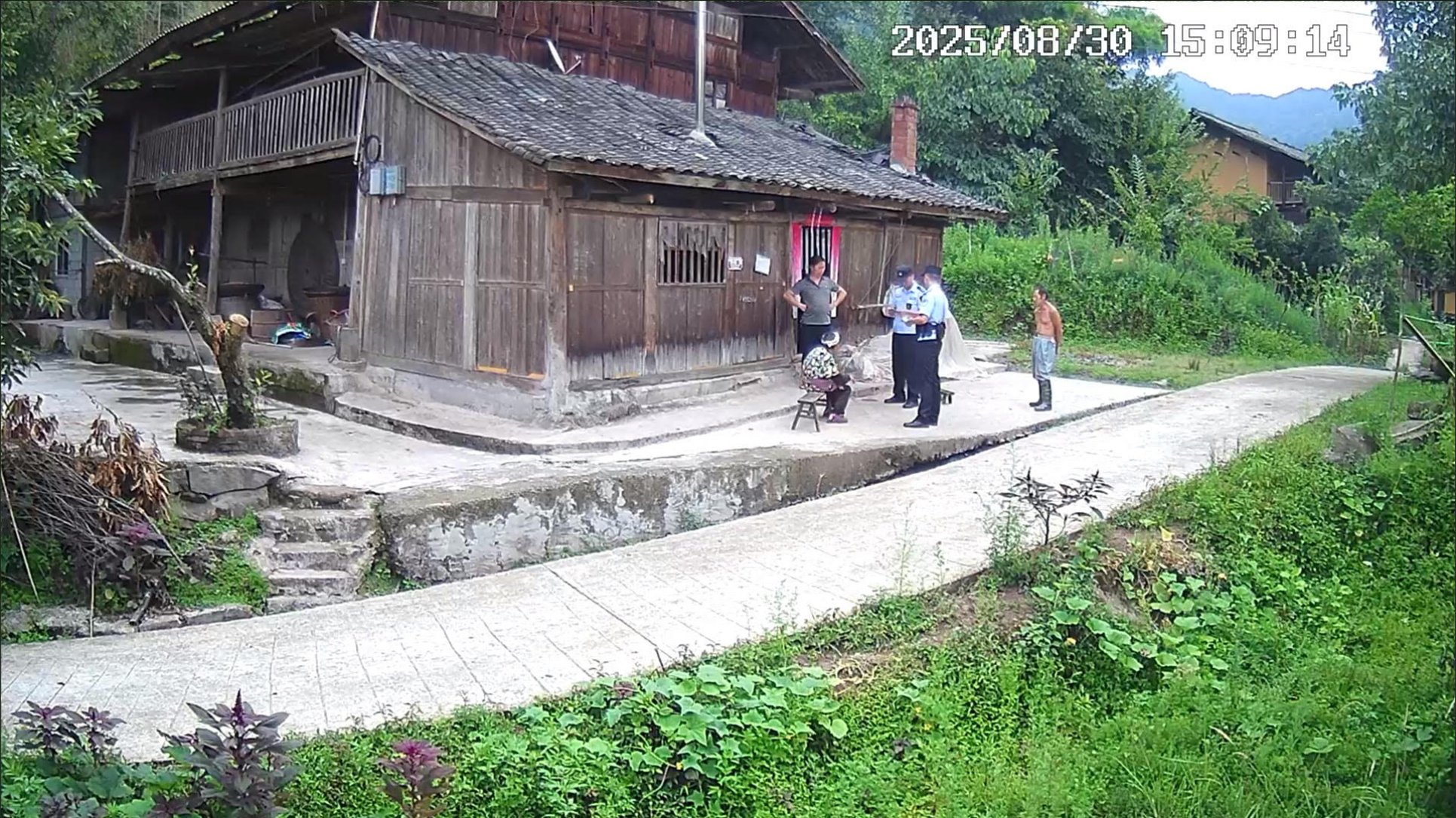 「重慶勇士」傳已逃海外，不過老家遇警上門 。（翻攝X@whyyoutouzhele）