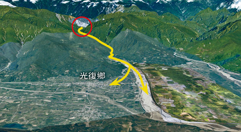 馬太鞍溪堰塞湖（紅圈處）溢流後沖斷橋梁，循圖中黃色路線淹沒光復鄉市區。（翻攝馬太鞍溪堰塞湖監測紀實官網）