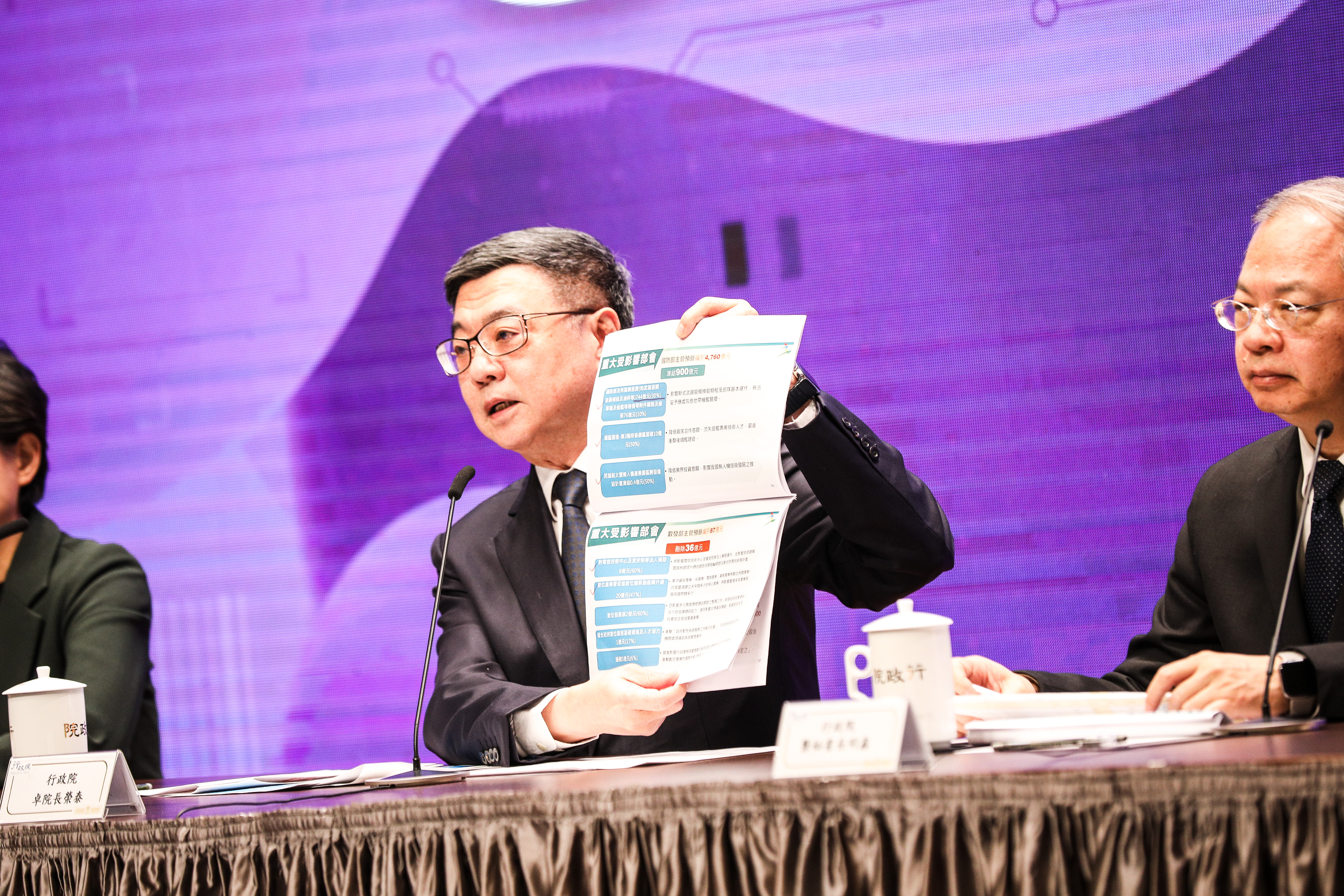 卓榮泰今再次主持行政院記者會,說明總預算被砍的影響。