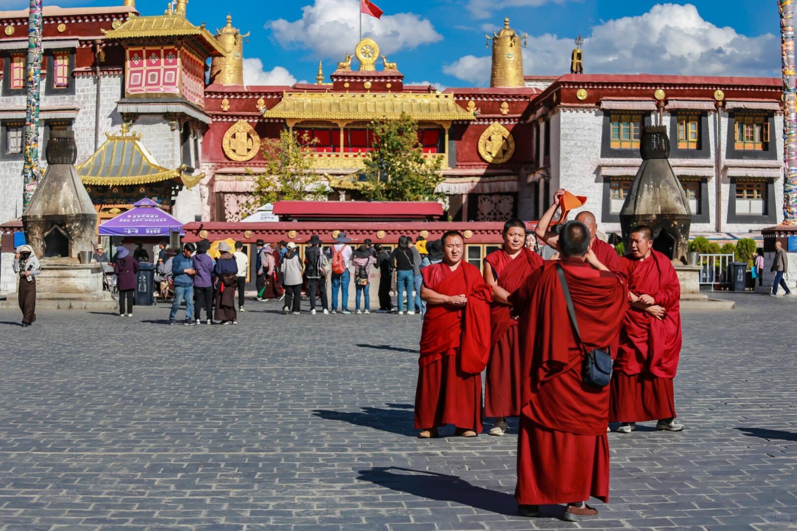 前往西藏旅遊期間,有民眾因出現高山症身體不適至當地診所就醫,返台後向保險公司申請海外醫療理賠卻被拒賠。(翻攝自臉書粉專Great Tibet Tour)
