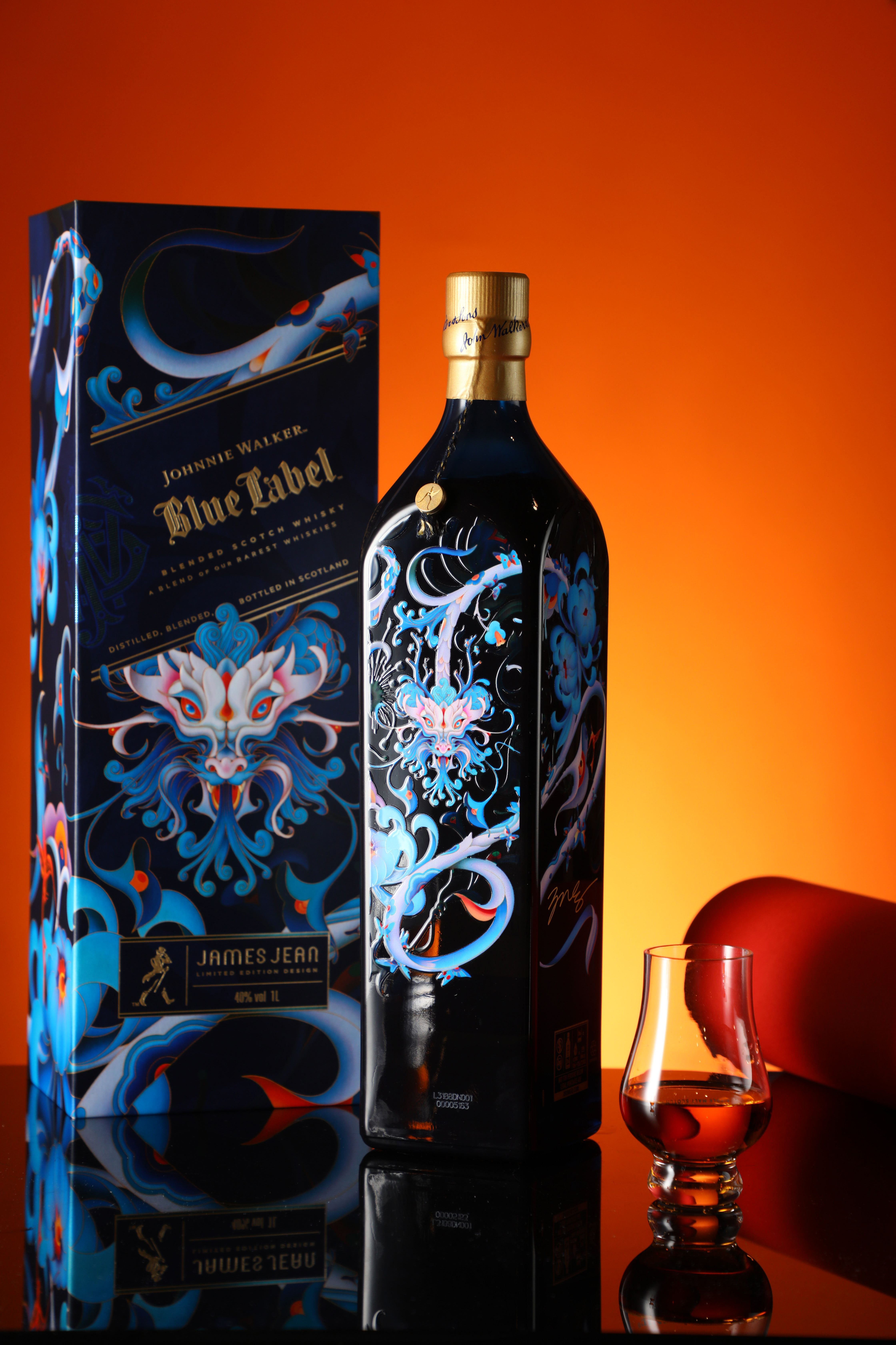JOHNNIE WALKER藍牌是由頂級威士忌調配而成,龍年珍藏限定版「龍騰萬里」獻上台灣限定46%酒精濃度。(5,800元/瓶)