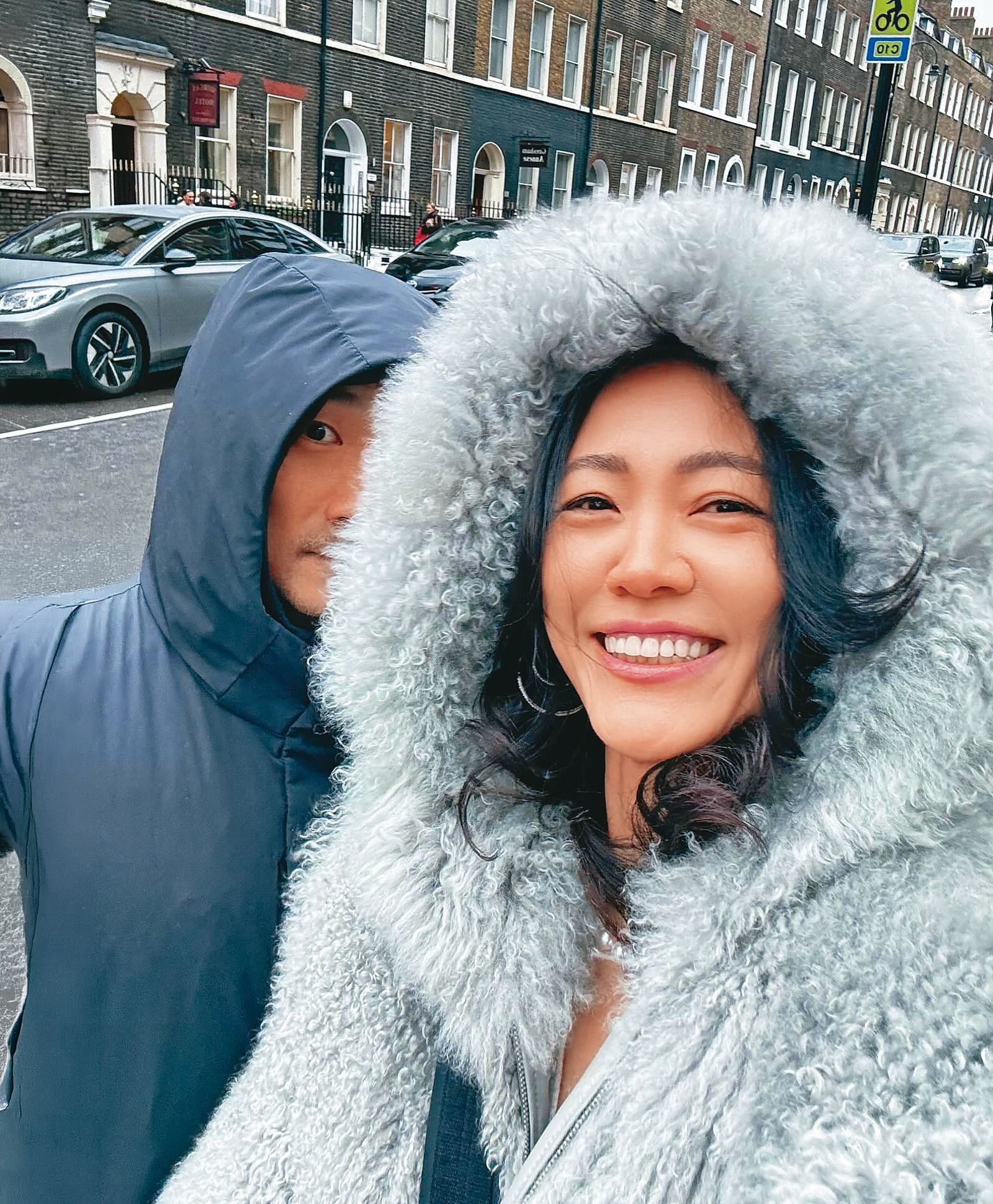 石頭（左）與老婆「狗狗」（右）感情深厚，兩人愛情長跑加上結婚已超過二十年，始終甜蜜恩愛