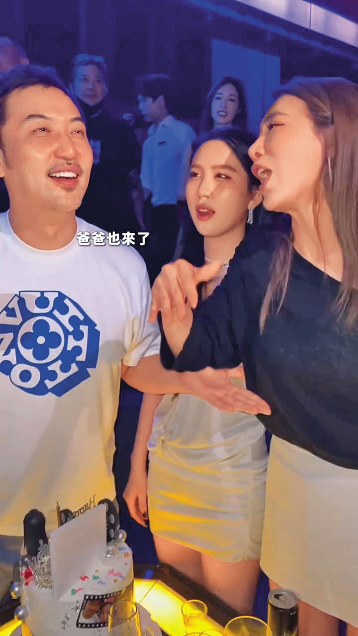 李進良（左）和小禎（右）今年9月才為女兒Emma（中）歡度18歲生日。