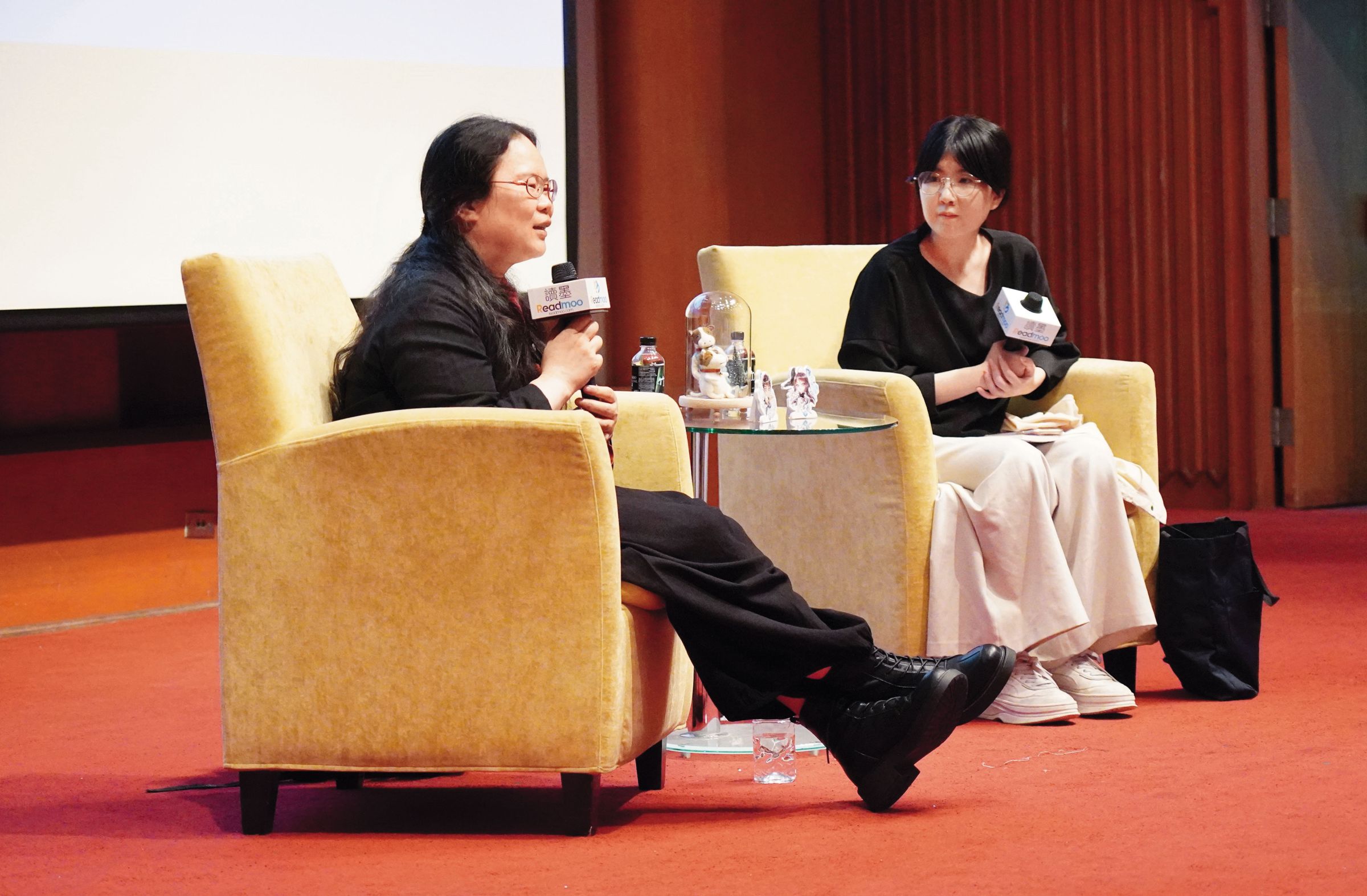 2023年7月黑潔明(左)《魔影魅靈》系列作完結,曾在國家圖書館舉辦分享會與作家吳曉樂(右)對談。(讀墨提供)