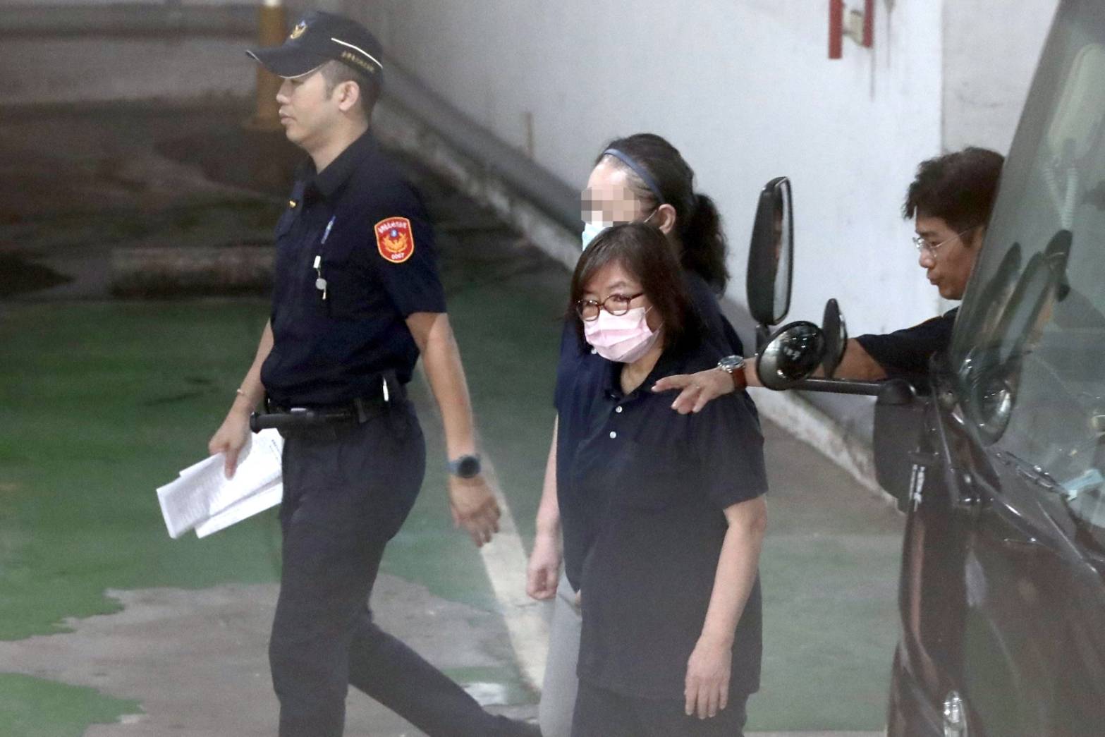 國民黨台北市黨部主委黃呂錦茹涉嫌造假罷免連署書，1日出庭僅20分鐘便認罪。（鏡報林煒凱攝）