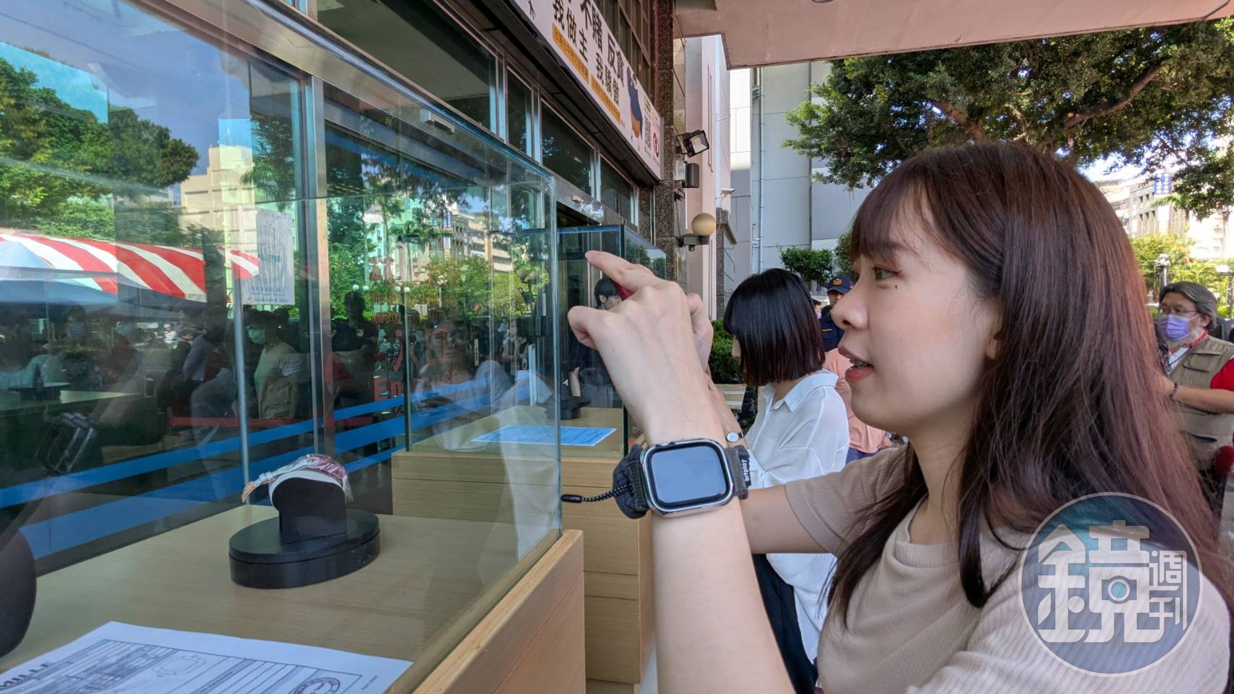 許多粉鑽錶粉絲都跑到現場拍照，一睹粉鑽錶光彩。