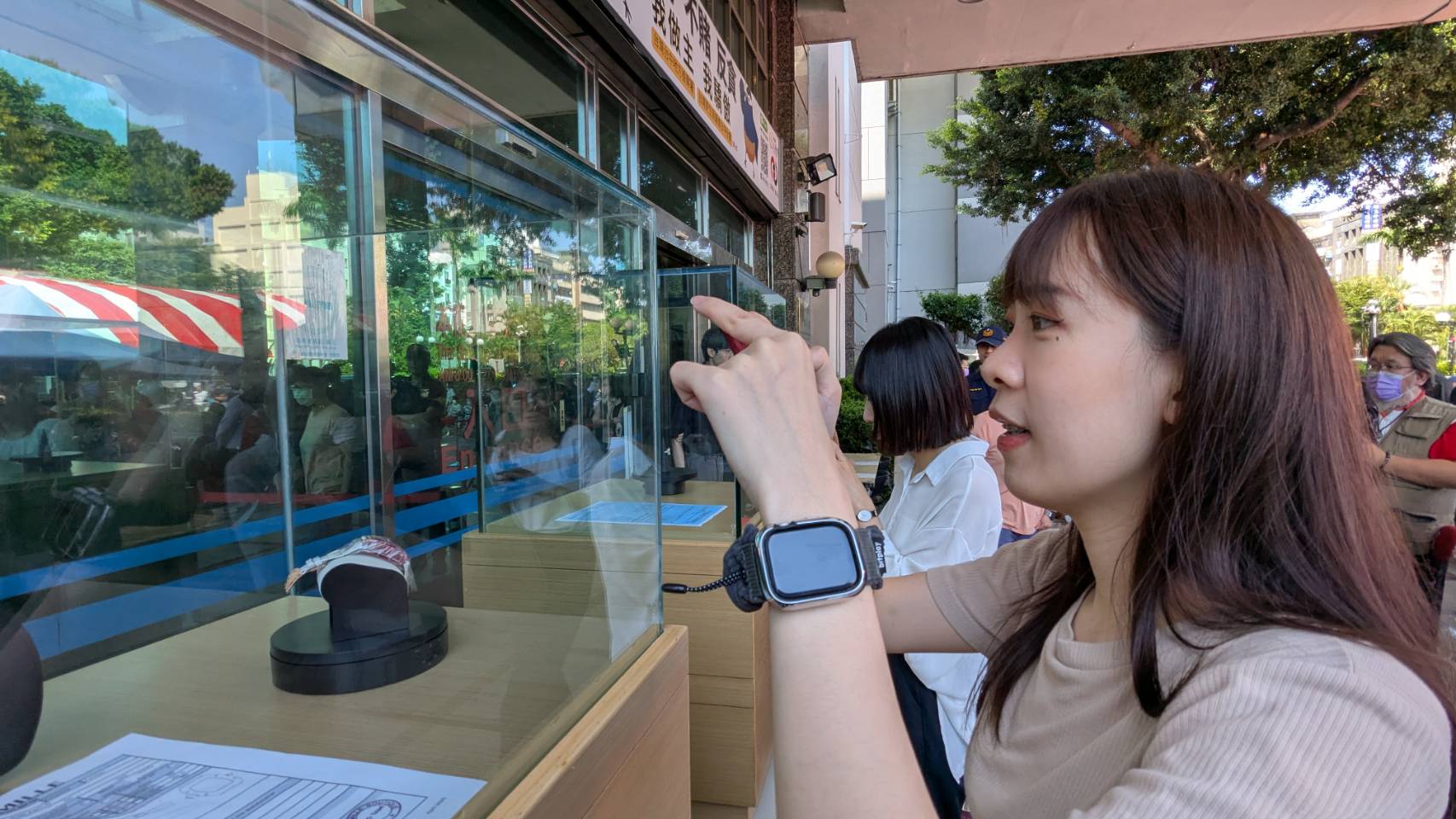 許多粉鑽錶粉絲都跑到現場拍照，一睹粉鑽錶光彩。