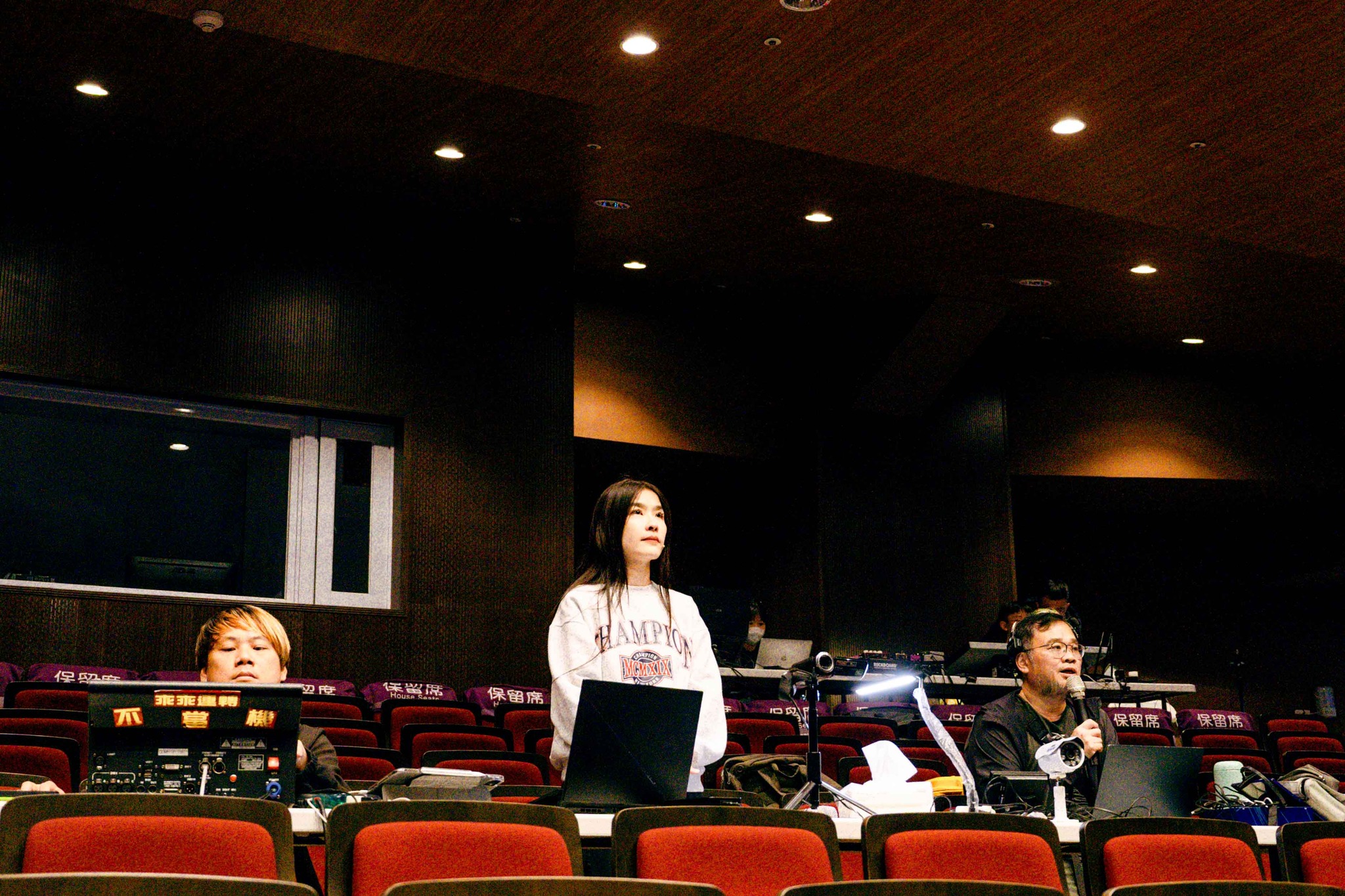 小嫻在演出音樂劇《唱吧！唱吧！恆春女子》前遭遇母親過世的噩耗。（小嫻臉書）