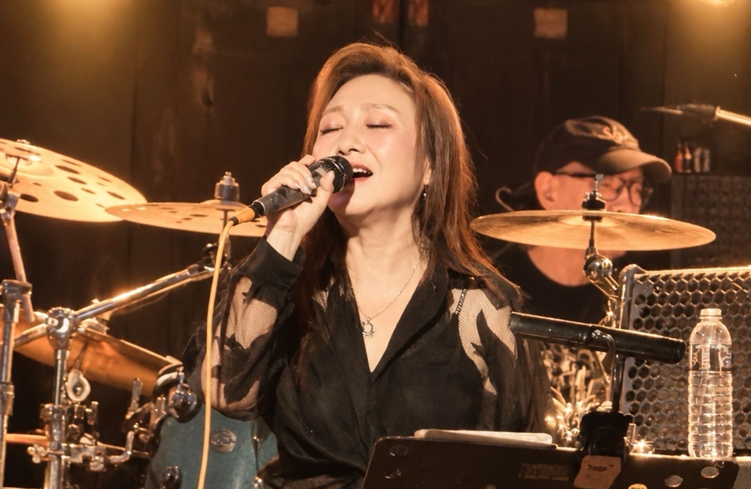鄭怡第五度登上高雄藍色狂想開唱,親自安排16首歌曲,與歌迷重溫經典。(藍色狂想提供)