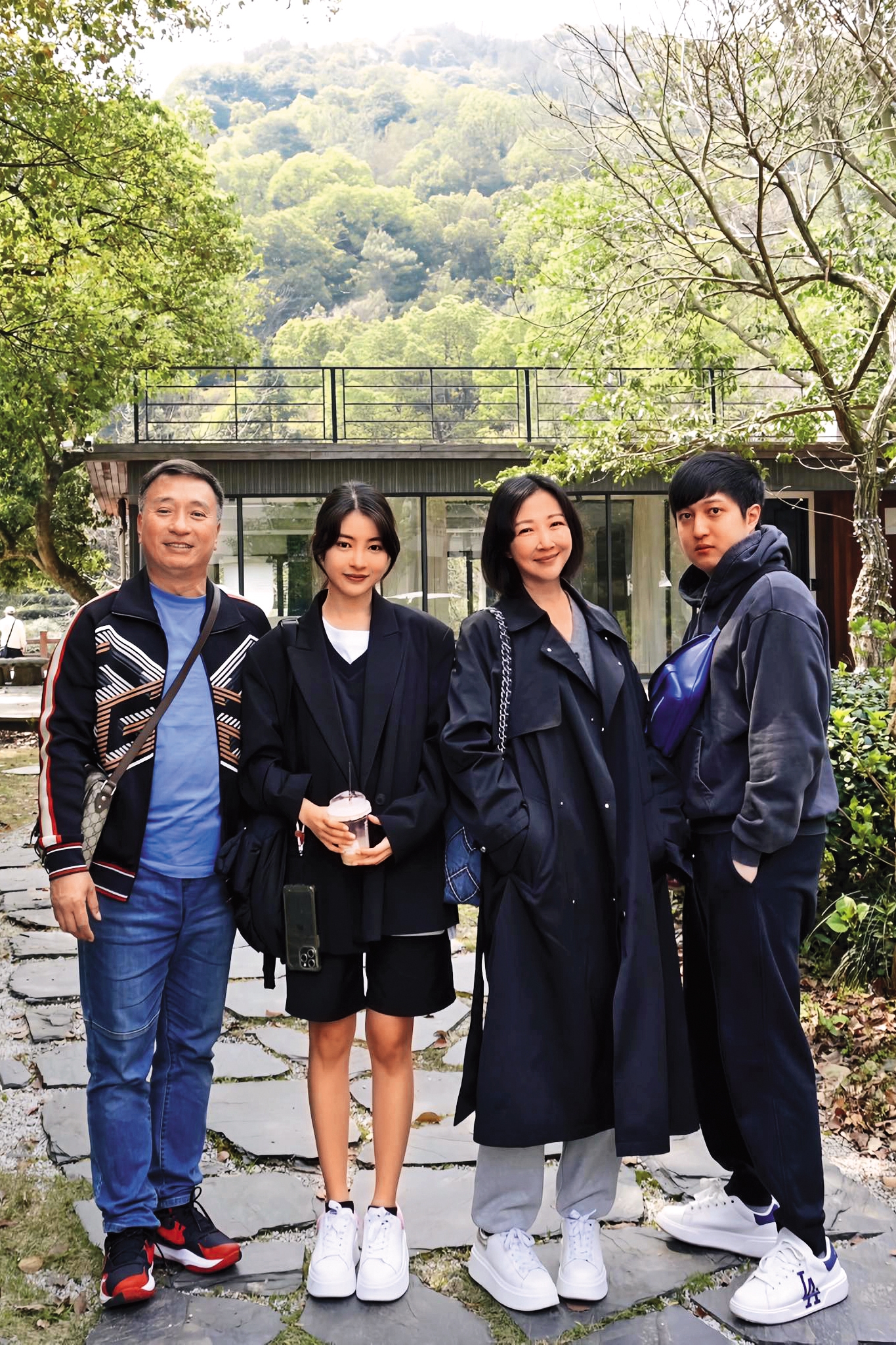 王中平（左一）喜歡約老婆余皓然（右二）和一對兒女踏青。（翻攝自王中平和余皓然愛的小屋臉書）