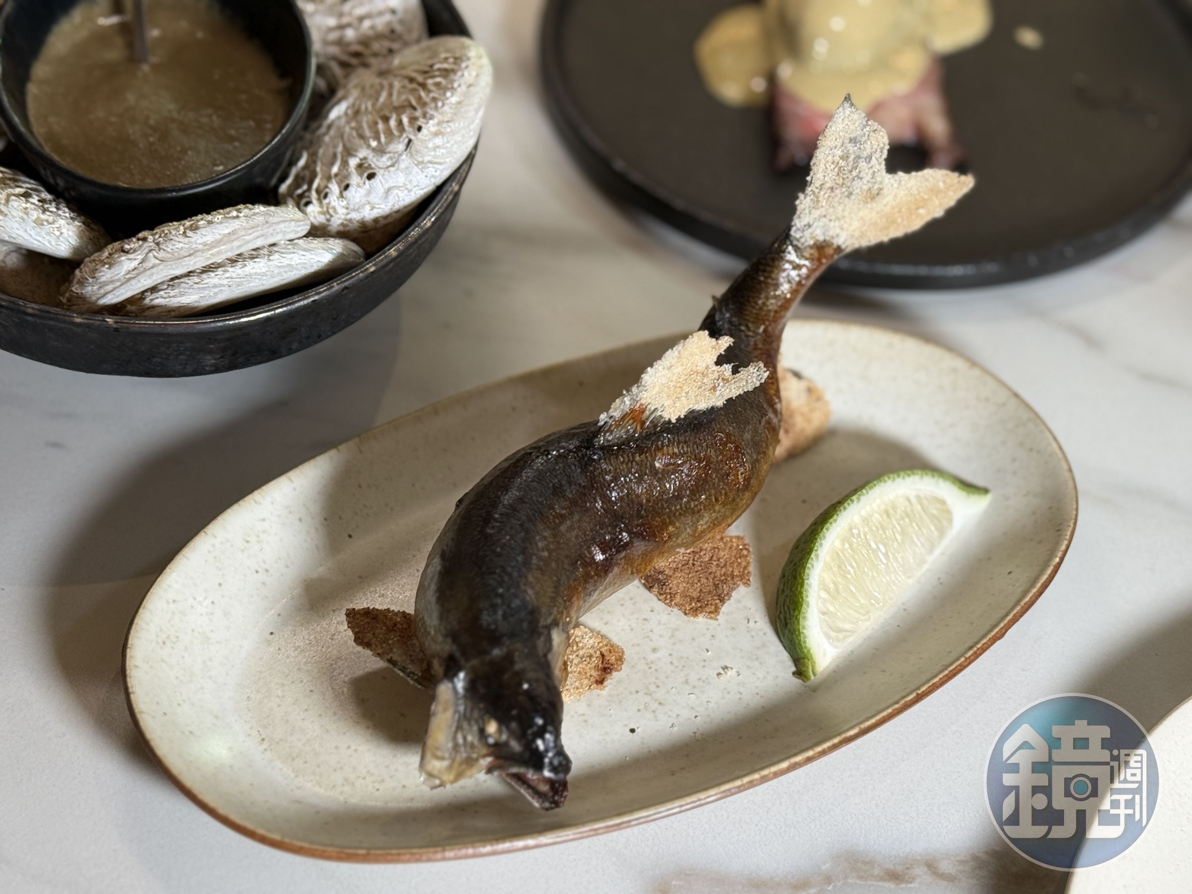 當季香魚烤至表皮微酥、魚肉細嫩，帶著特有的甘苦滋味，也是秋季來到饗 A Joy不能錯過的一道。
