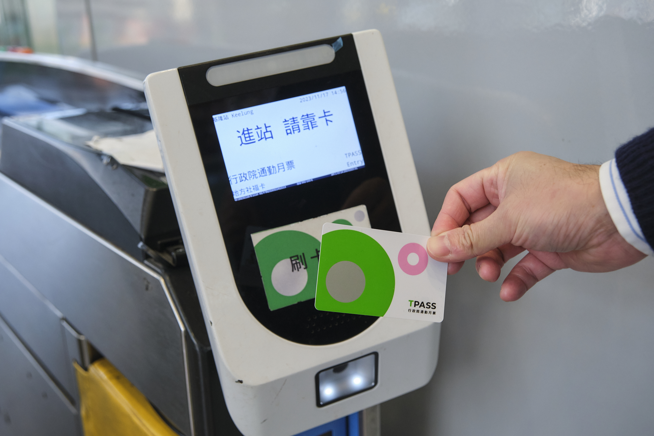 基隆市政府推出了基隆版的TPASS「288定期票」，基隆市民能以低廉的價格無限次搭乘基隆市內的大眾交通工具。