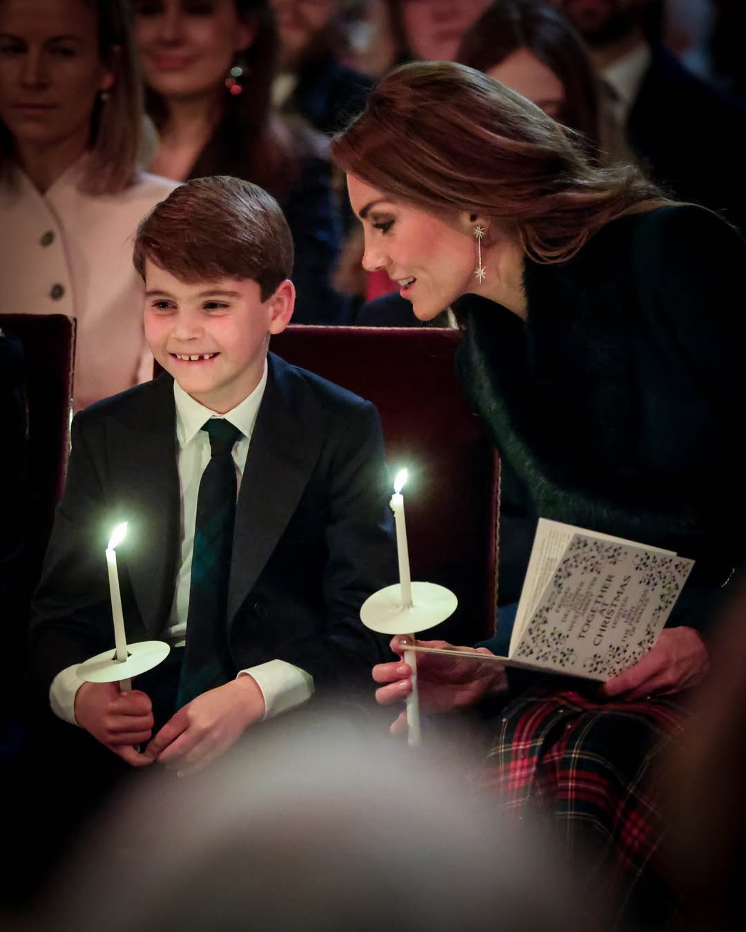 路易坐在媽媽凱特旁邊，笑容可愛。（翻攝princeandprincessofwales IG）