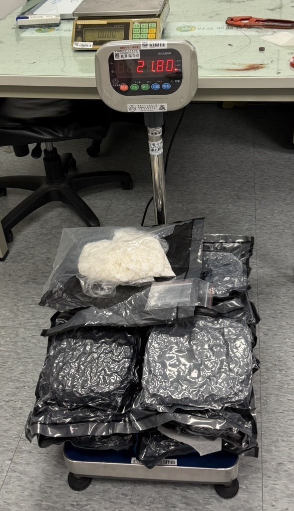 鄺女隨身包包及行李中塞了21包用黑色塑膠袋真空包裝的毒品。翻攝畫面