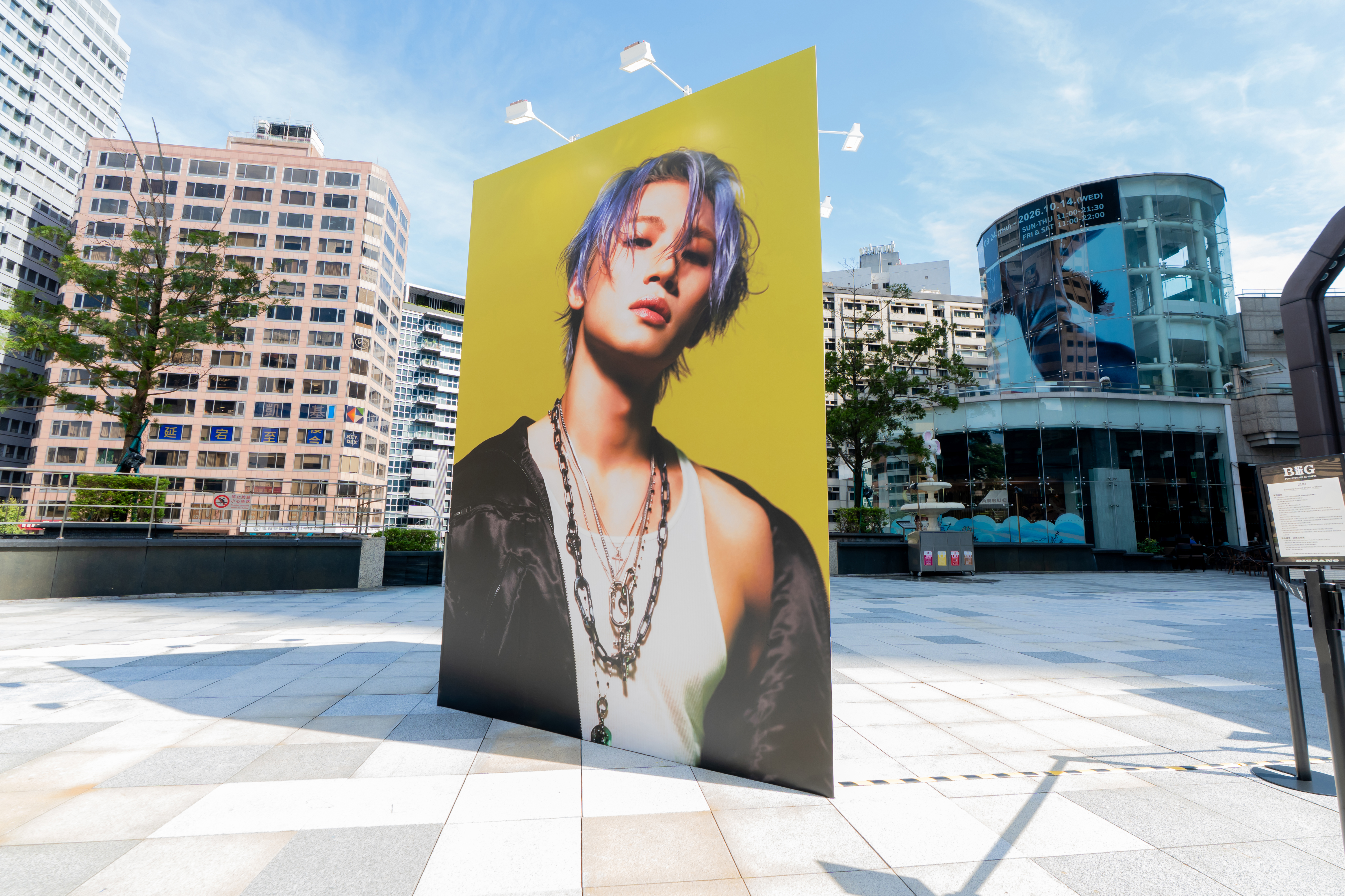 快閃店延伸最新單曲〈BiiiG〉視覺，場外打造高彩度立體拍照牆，供粉絲拍照留念。（Apop Taiwan提供）