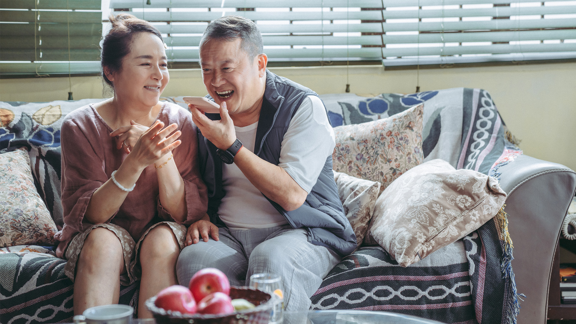 曾志偉（右）、恬妞（左）主演的《出租家人》登北影神祕場。（台北電影節提供）