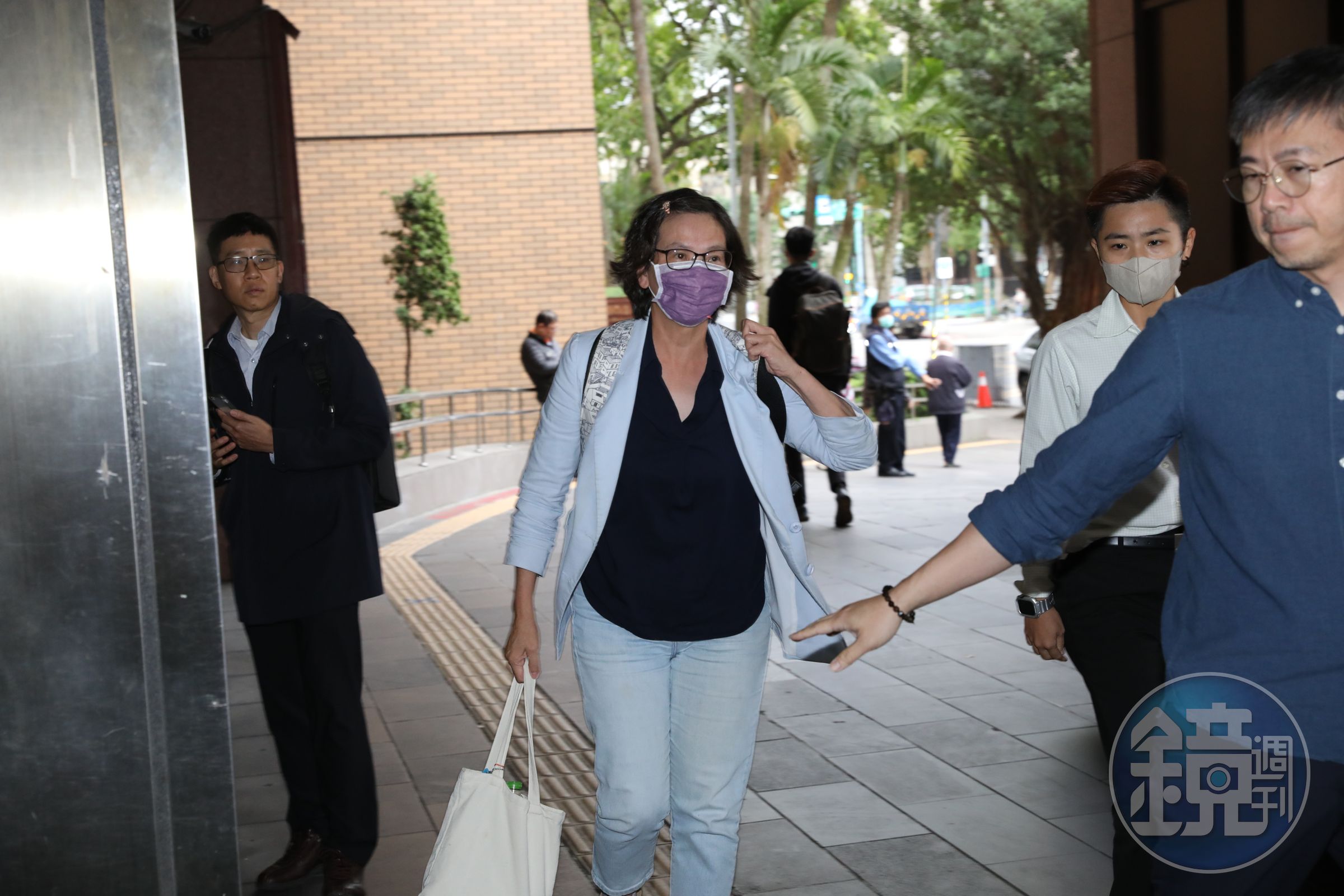 蔡壁如戴著口罩現身北檢外。