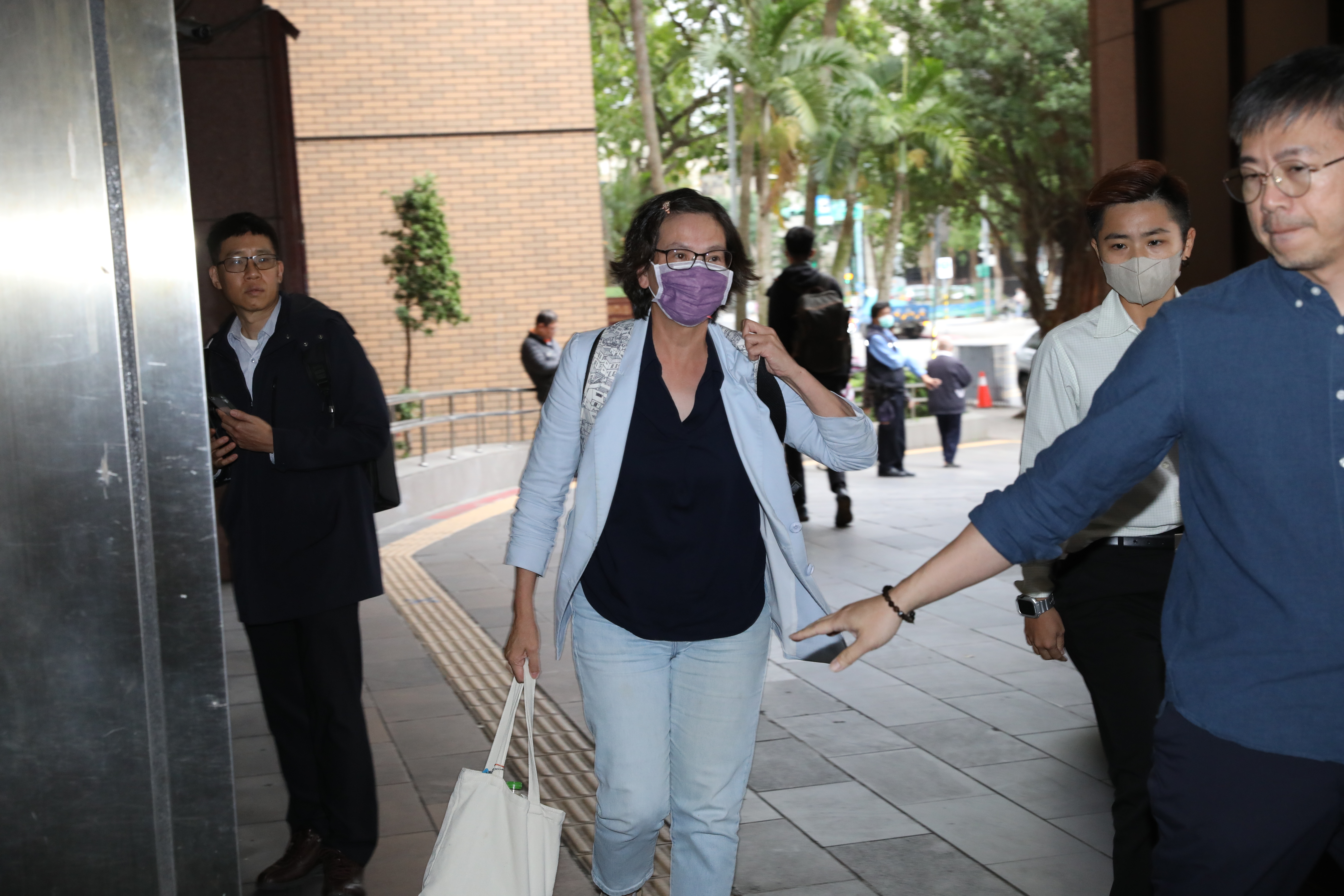 蔡壁如戴著口罩現身北檢外。