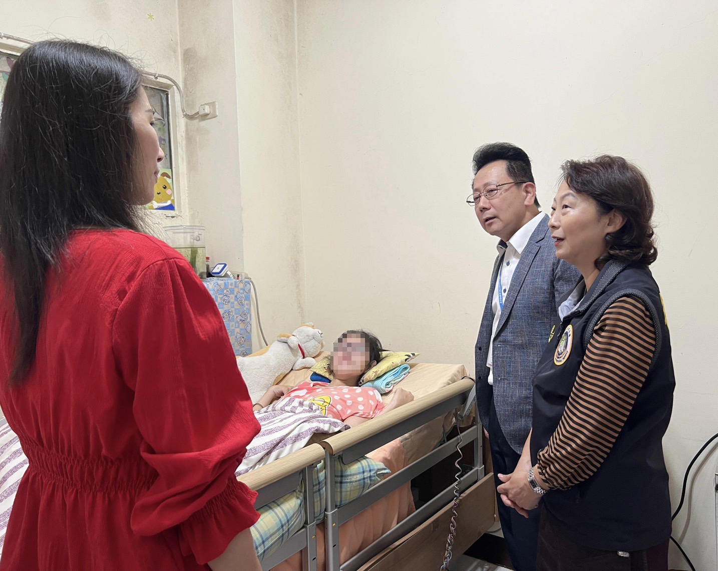 移民署北區事務大隊台北市服務站蘇慧雯主任（右）與台灣賽珍珠基金會陳杰昇執行長（右二）關懷罕病新住民二代駱小妹。（移民署提供）