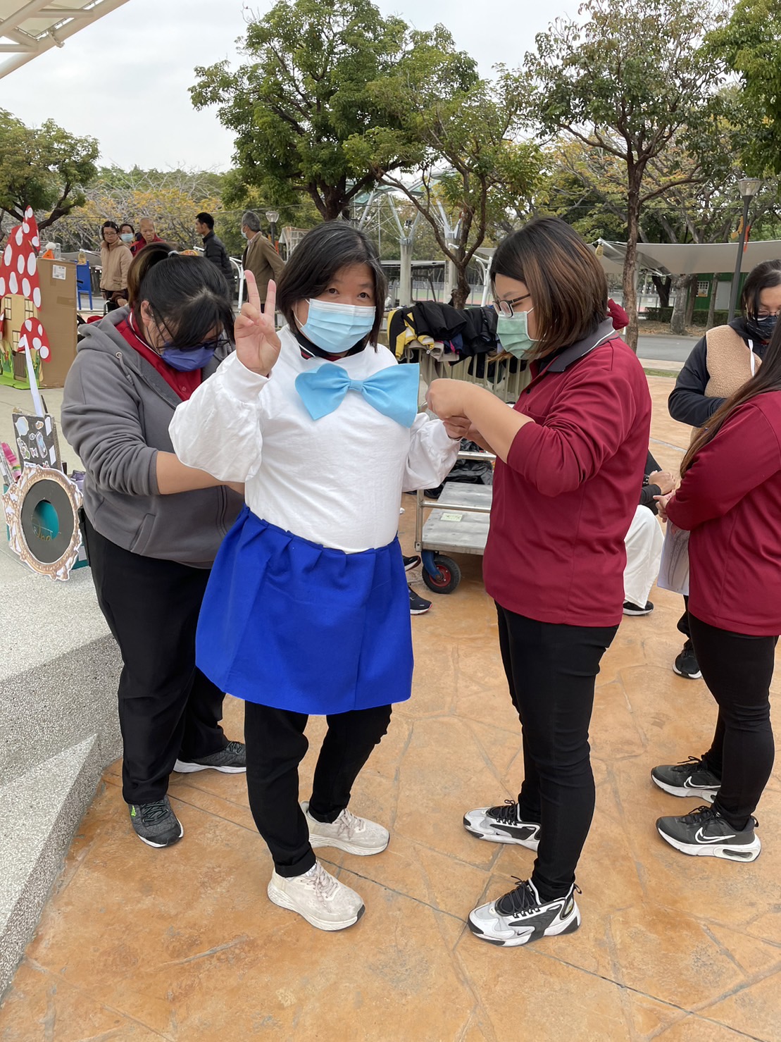 社工組長陳美霞與同仁們一起扮妝，合力協助服務對象們完成演出。（雲林身障養護中心提供）
