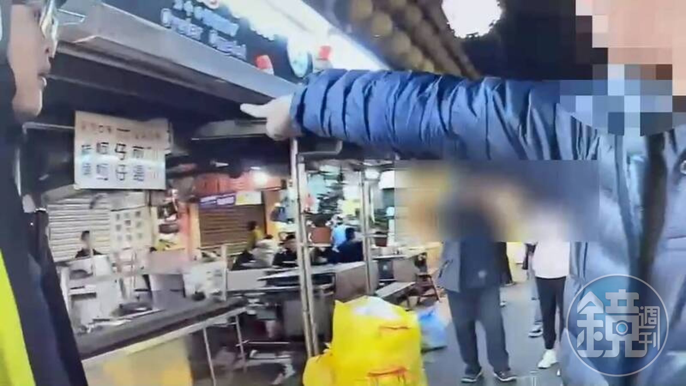 警方到場後,目擊者指當時一夥人砍殺林男的狀況。(讀者提供)