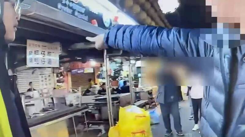 警方到場後，目擊者指當時一夥人砍殺林男的狀況。（讀者提供）