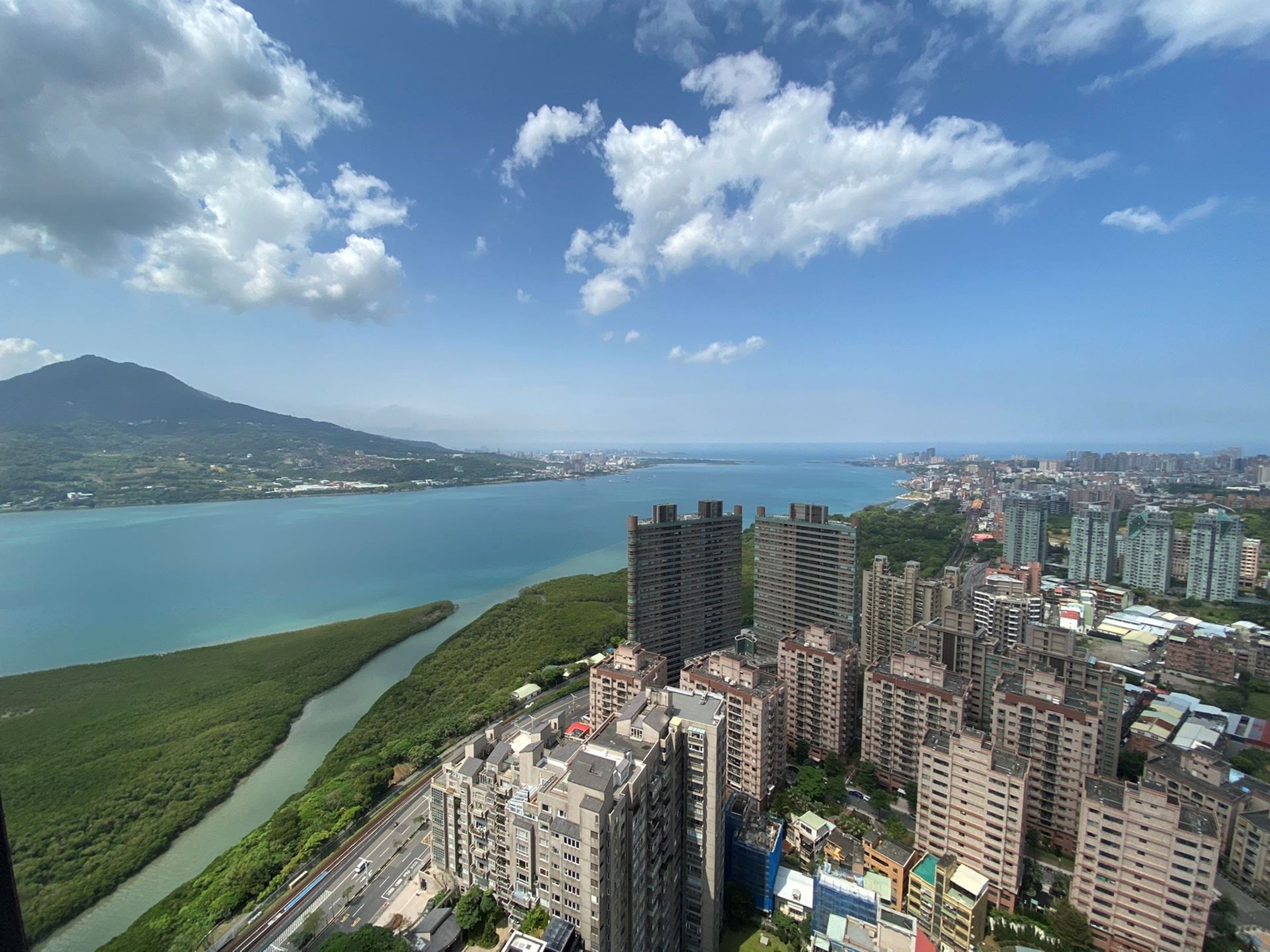 新北市淡水區最近一年有高達922件千萬以下的住宅交易量,位居雙北之冠,成為許多首購族的熱門購屋地點。(房市示意圖)