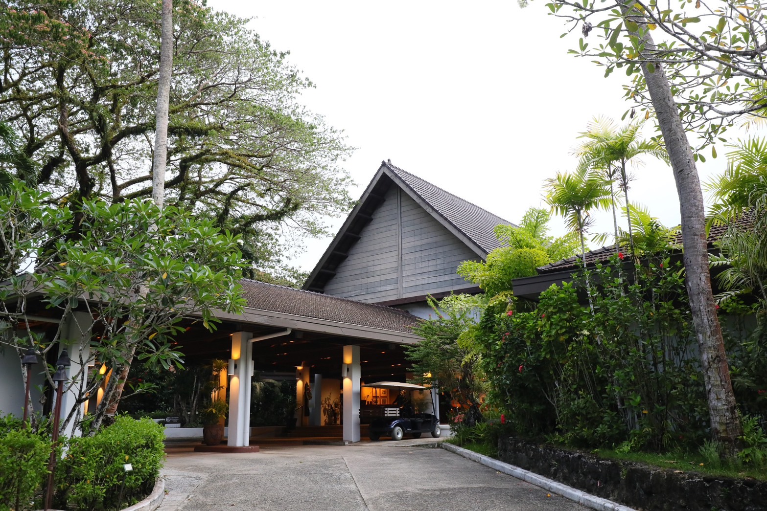 「帛琉泛太平洋度假村」（PALAU PACIFIC RESORT）是帛琉頂級五星級渡假飯店。