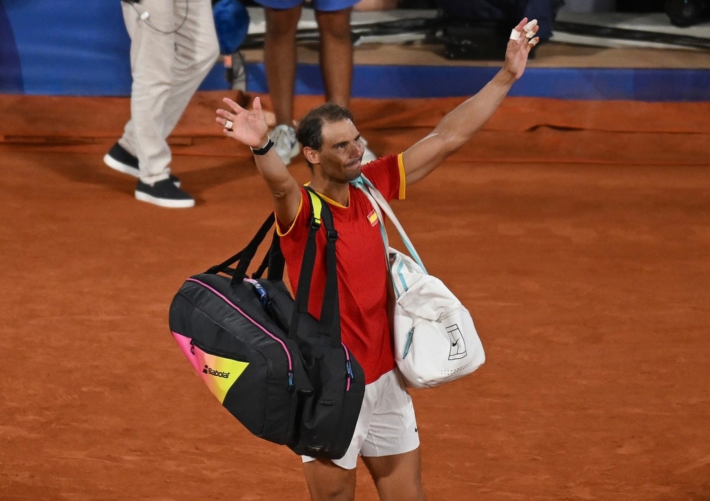 納達爾在巴黎奧運男雙8強落敗，離場時和觀眾揮手致意。（翻攝自臉書Rafa Nadal）