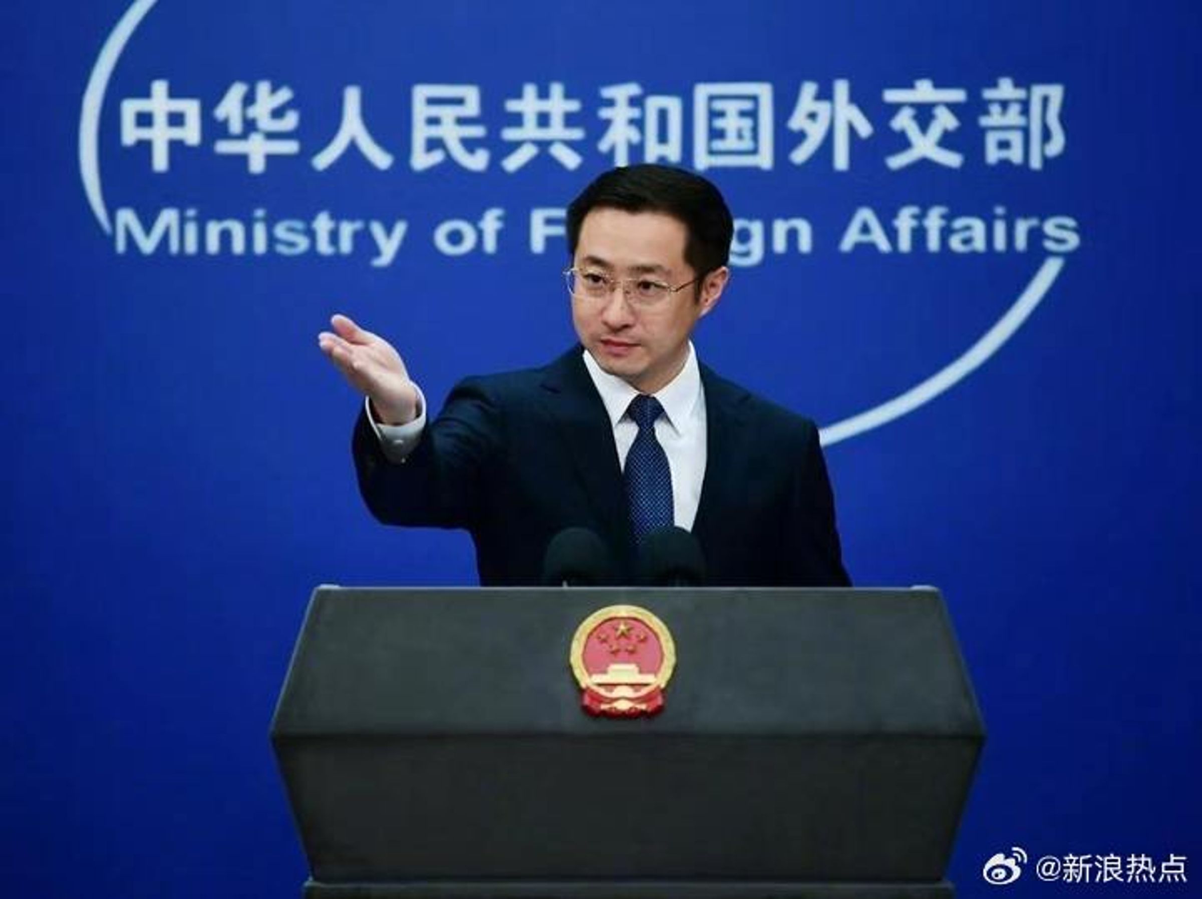 中國外交部指出,「台灣是中國的領土,中國的航母在自己的領土和領海行駛是再正常不過的事情。」(翻攝自微博@新浪熱點)