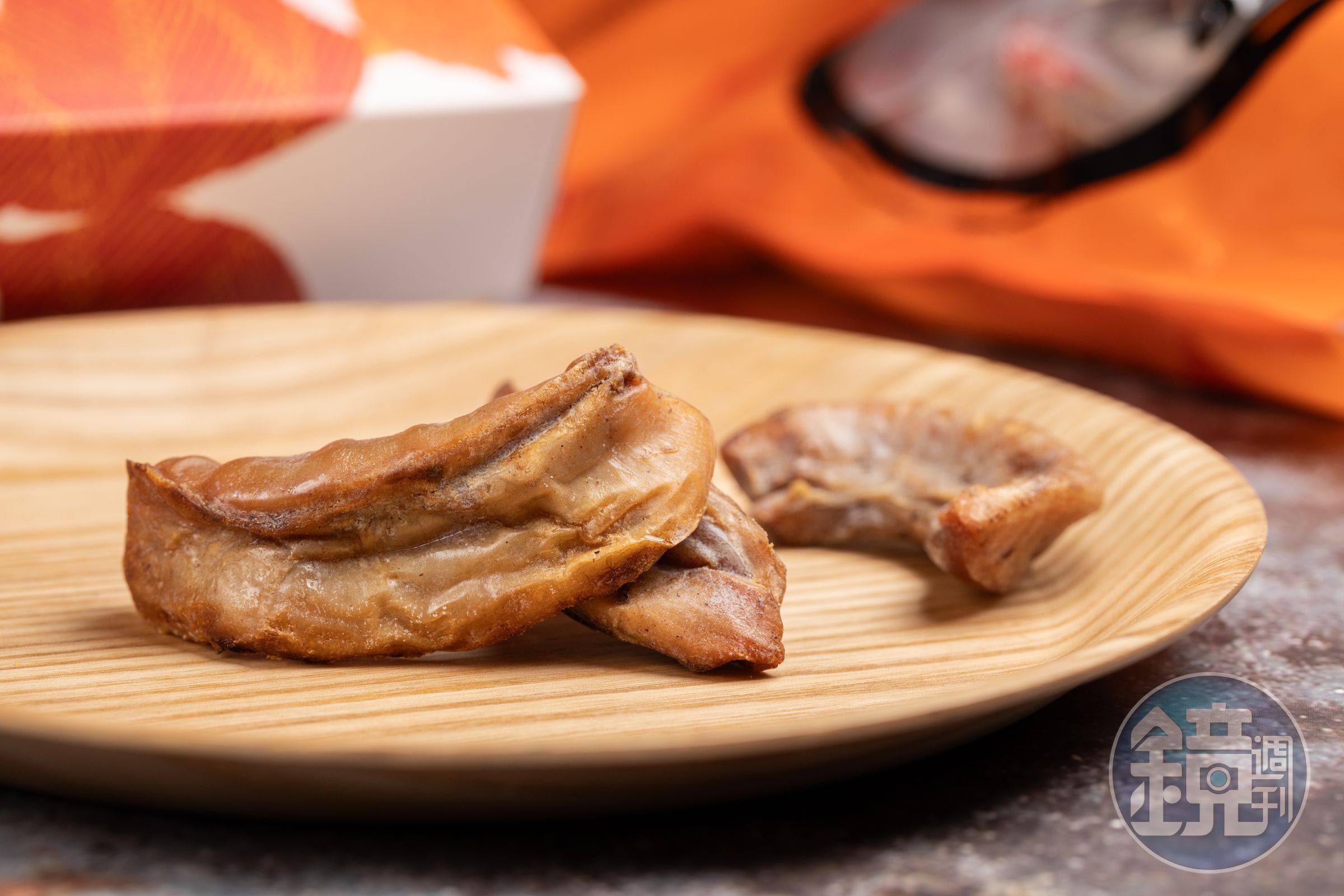 「一口烏魚腱」是魚的砂囊也就是胃，一隻烏魚只有一個，數量稀少。（500元／包）
