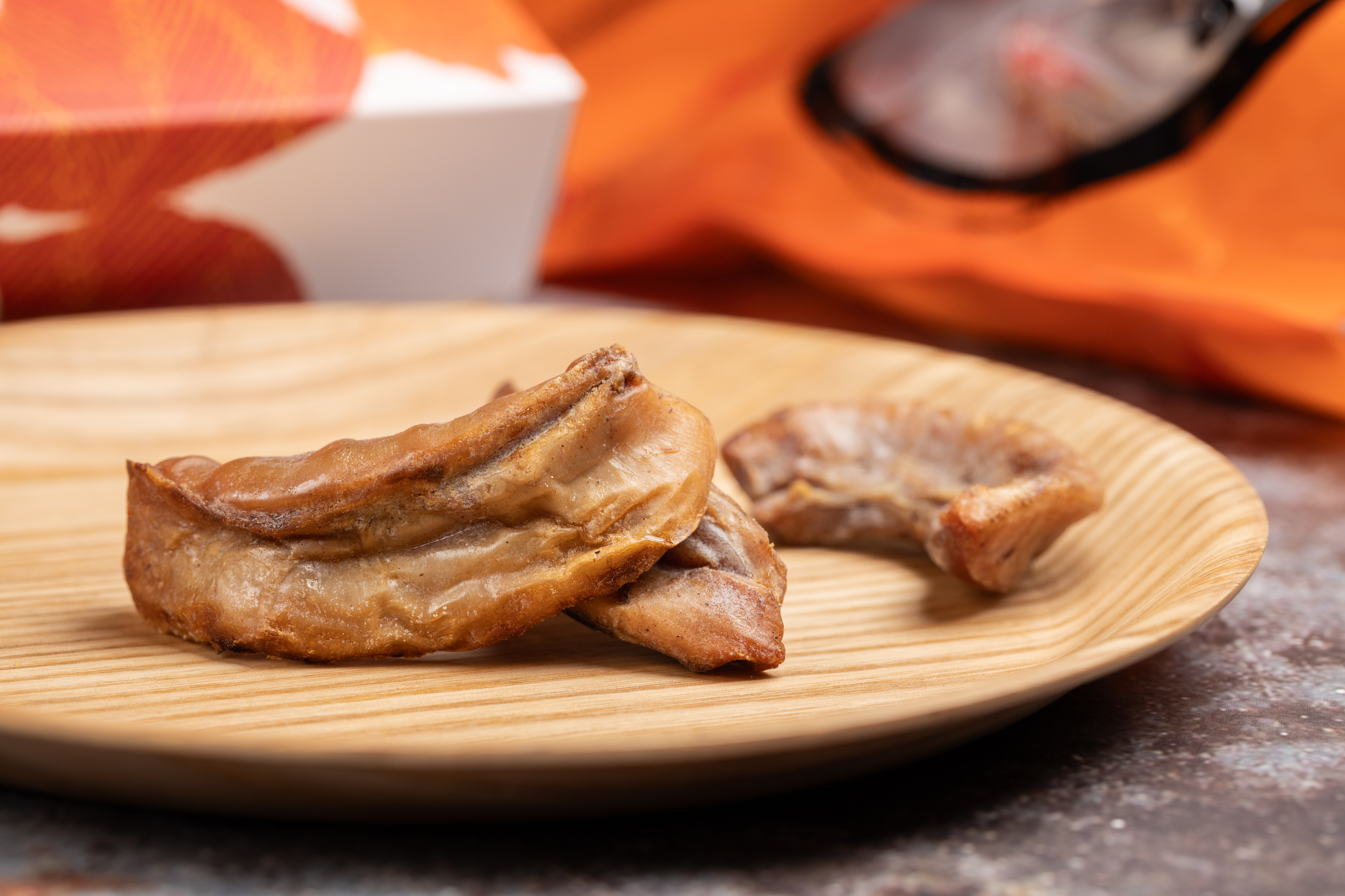 「一口烏魚腱」是魚的砂囊也就是胃，一隻烏魚只有一個，數量稀少。（500元／包）