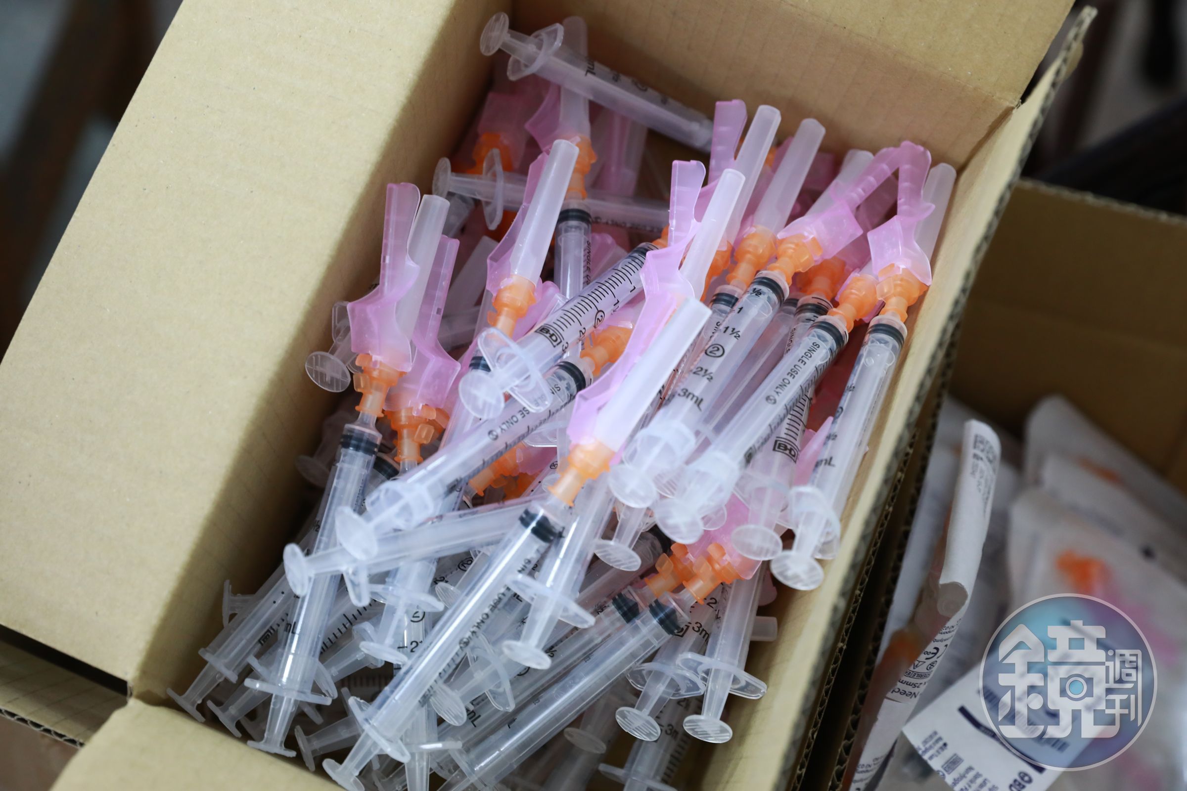為避免潛在感染危機,民眾接受抽血、注射與點滴等侵入性處置時,務必確認醫療人員使用的是全新無菌針具。