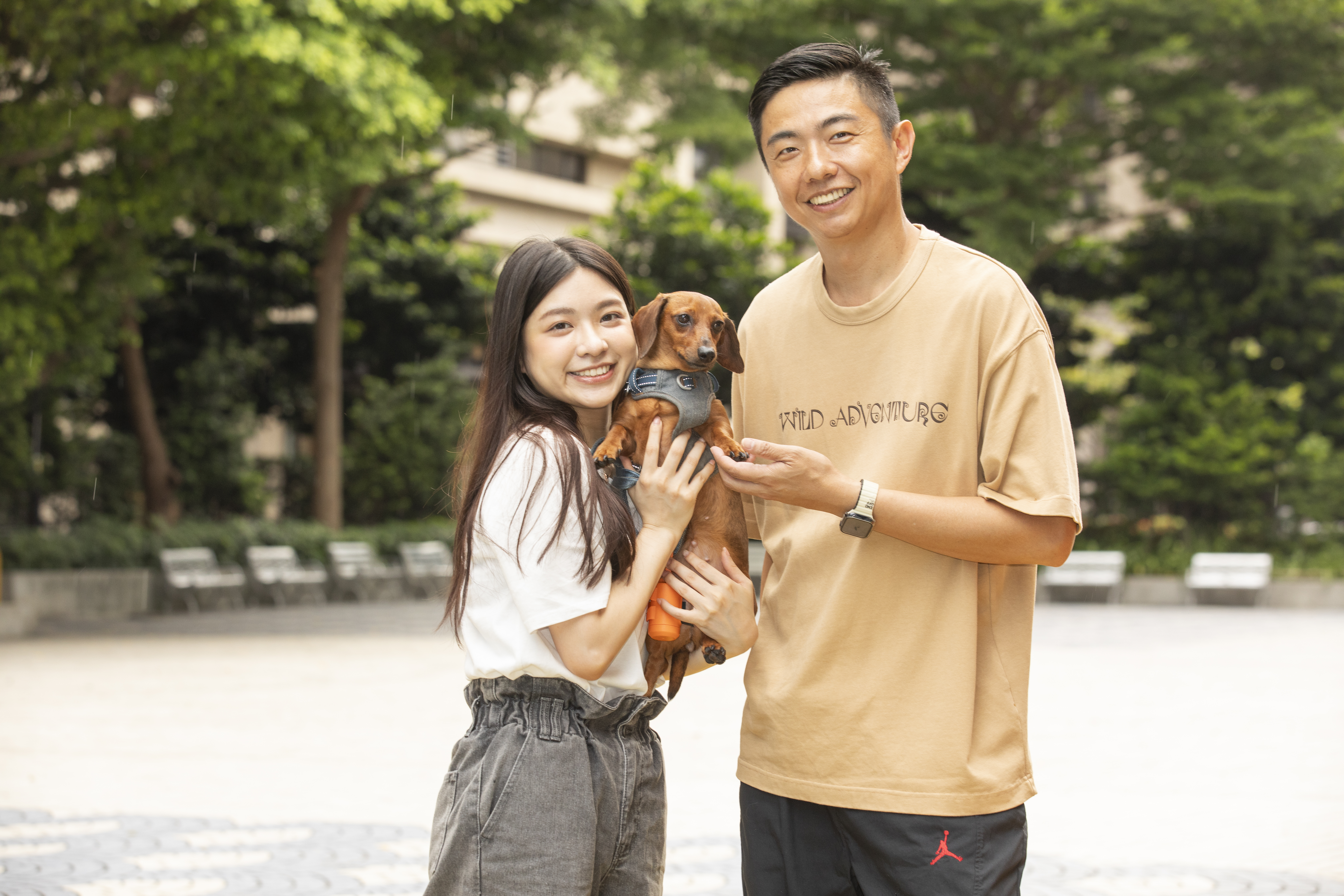 賴俞汝（左）愛犬多尼問題不少，請熊爸來幫忙。