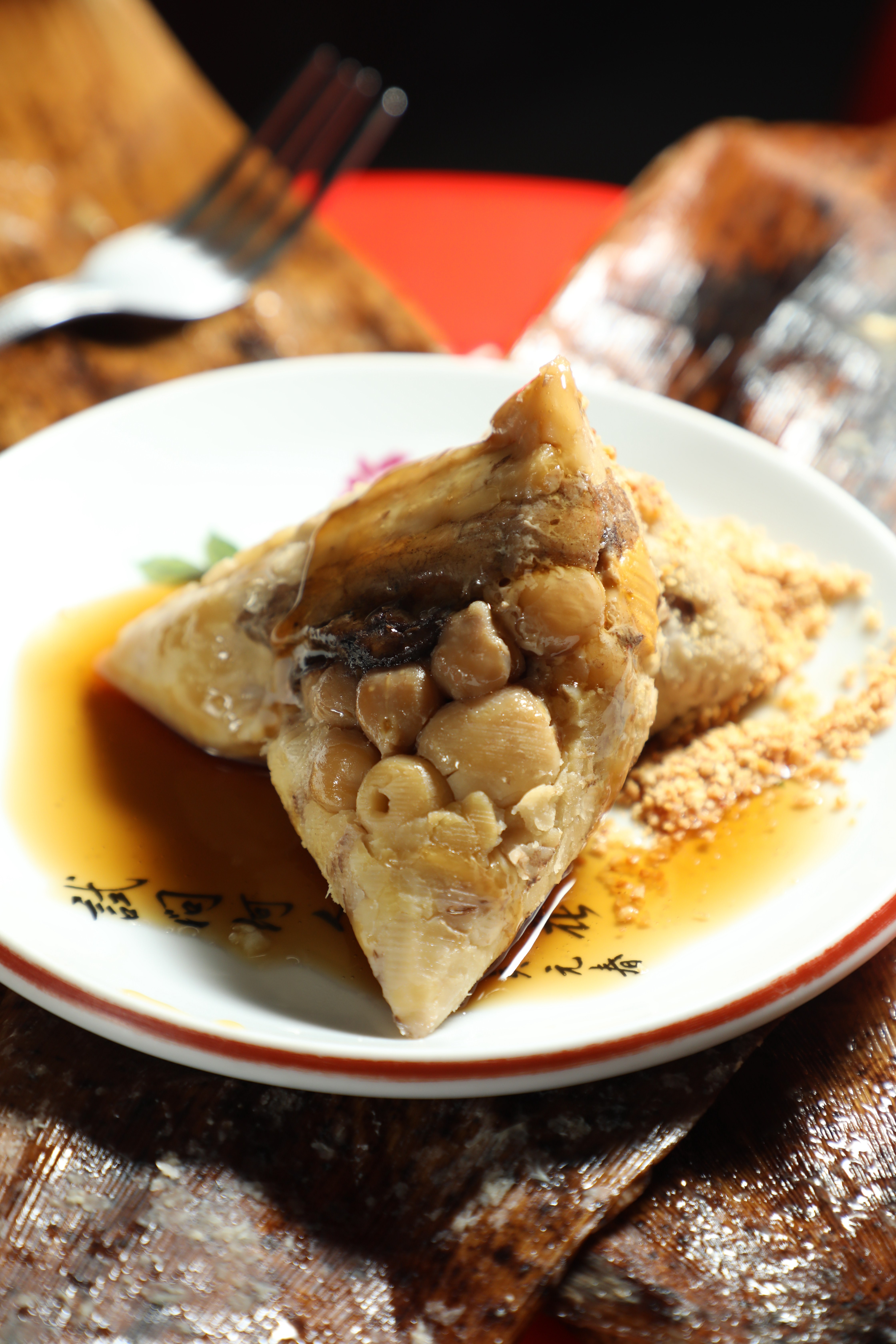「綠豆粽」是孫家二代與三代共同研發的口味，以綠豆蒜冰為靈感，用綠豆蒜取代糯米包粽。（60元／個）