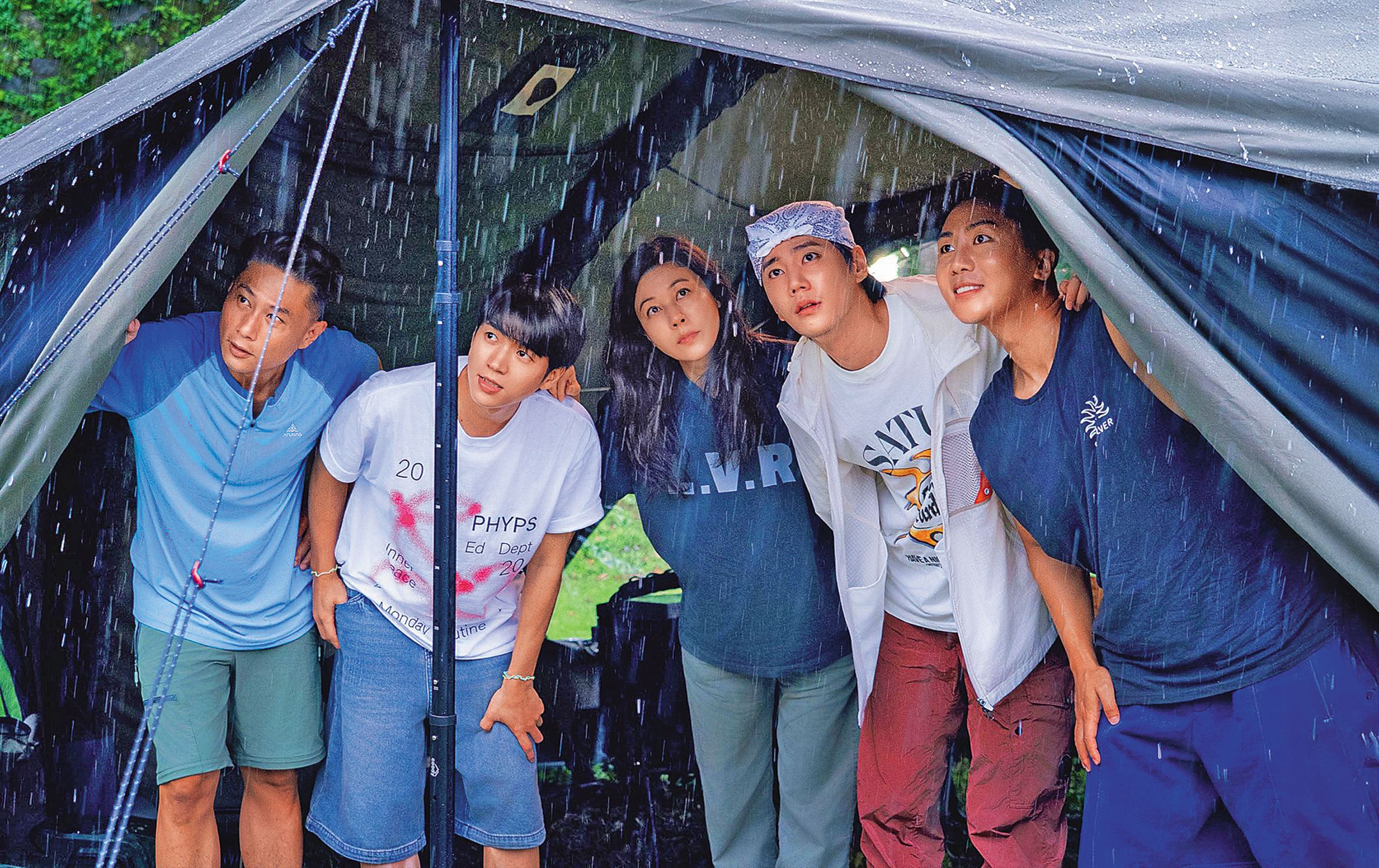 拍攝期間遇上豪雨，難以捉摸的台灣天氣令韓國成員坦言起初不太適應。（客家電視台提供）