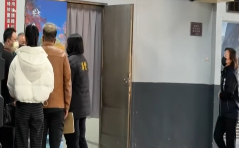 男童家人在殯儀館前了解案情。(翻攝畫面)