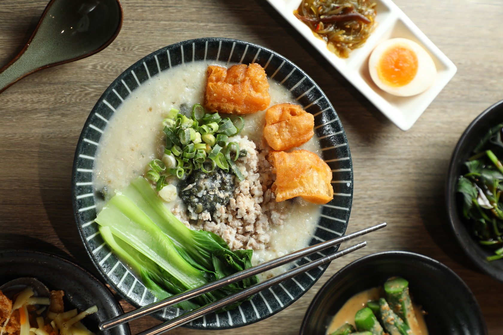 刻意將「松花皮蛋瘦肉粥」的皮蛋搗碎製成球狀,很有記憶點。(149元/份)
