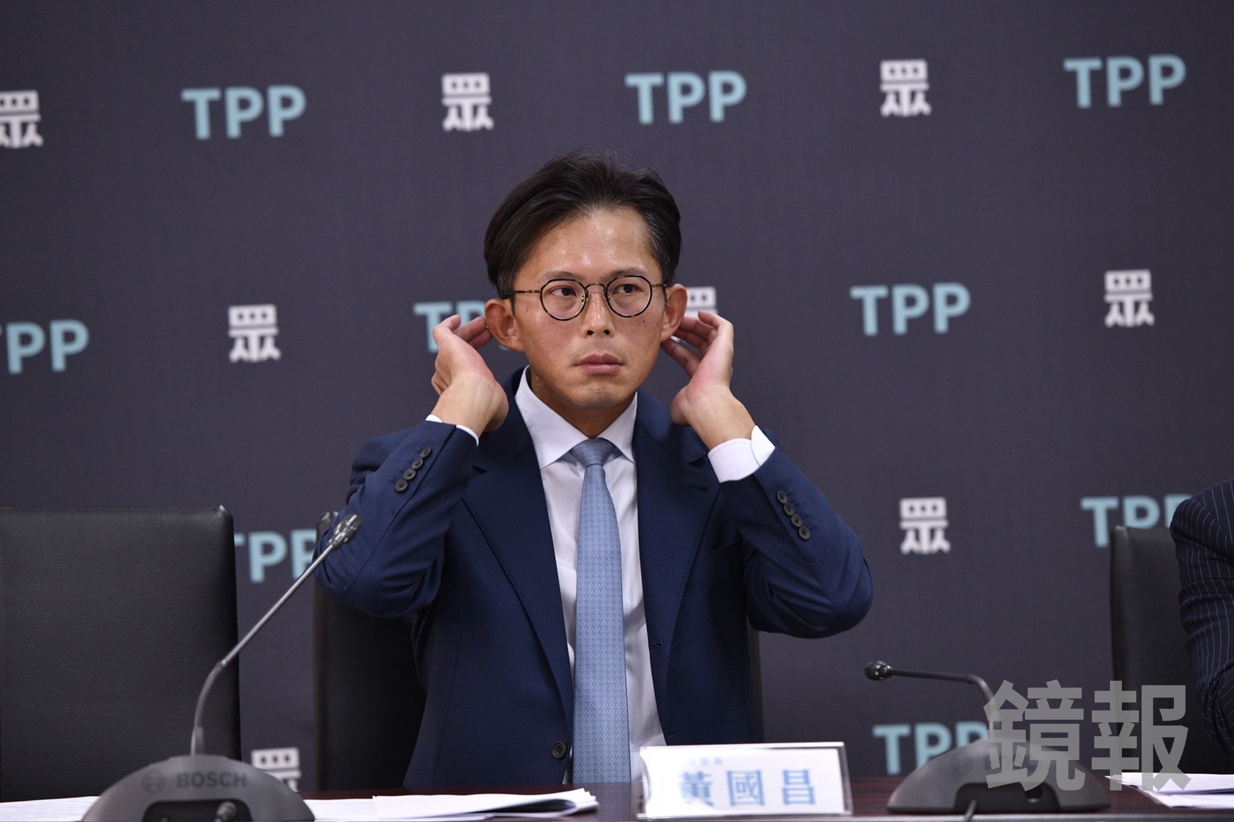 黃國昌被爆出組建「政治狗仔」跟監政敵，前《中央社》記者謝幸恩撰文慣用語也被質疑師承黃國昌。（鏡報李智為）