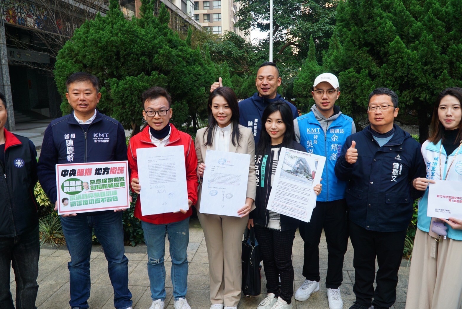 國民黨立委候選人鄭正鈐抨擊民進黨對手林志潔，與會的新竹市長高虹安也讚聲鄭，形成另類「藍白合」場面。（鄭正鈐國會辦公室提供）