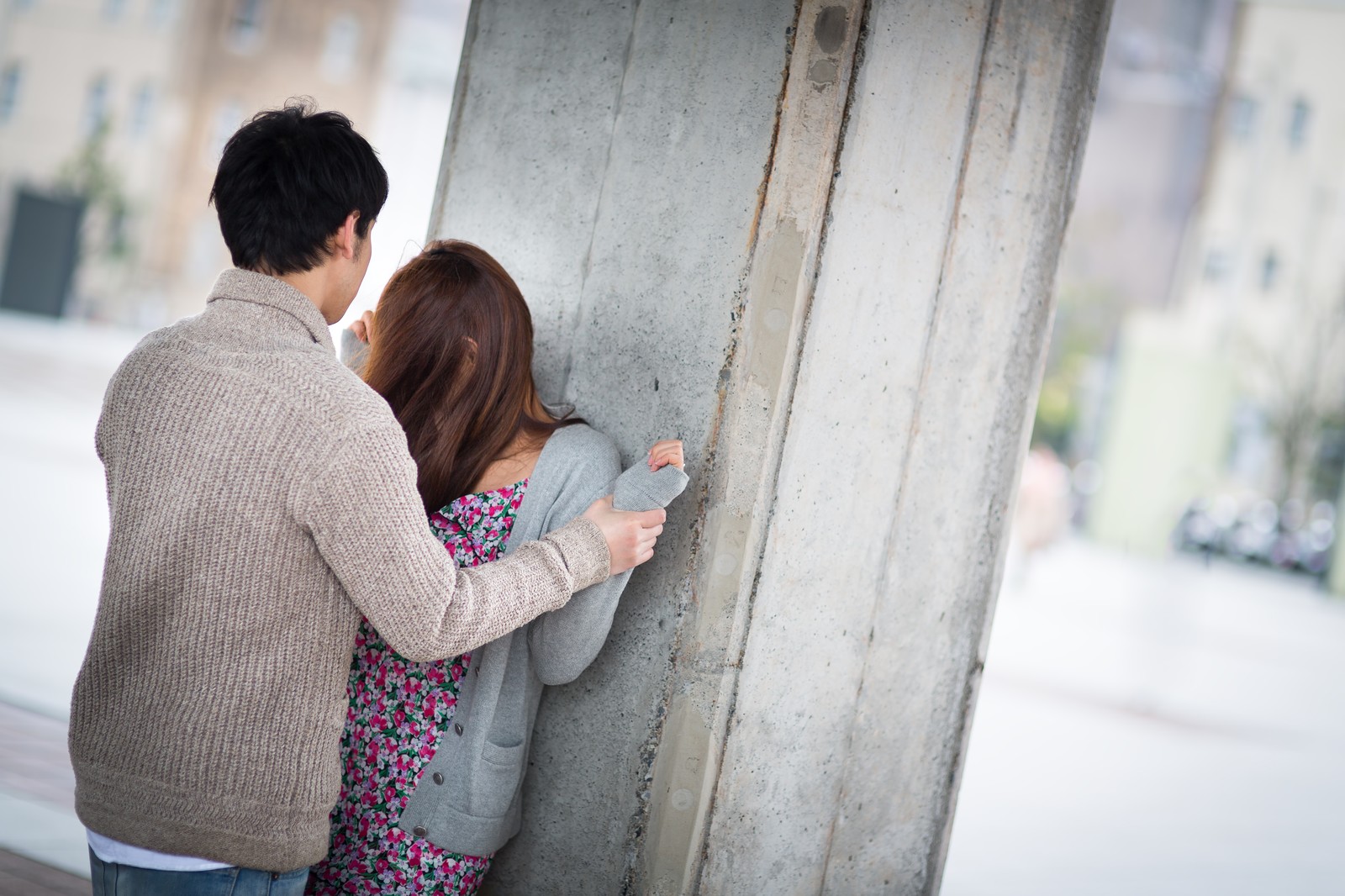 一名女演員拍戲時被對手男演員嚴重性騷，甚至被用下體狂頂。（示意圖，Pakutaso）